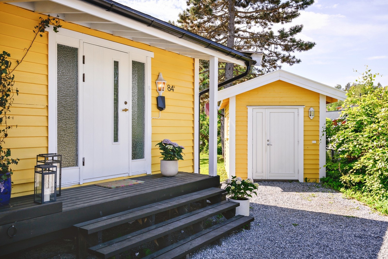 Ved inngangssiden er det parkeringsplass og oppført en utvendig bod på 10 m². Galleribilde