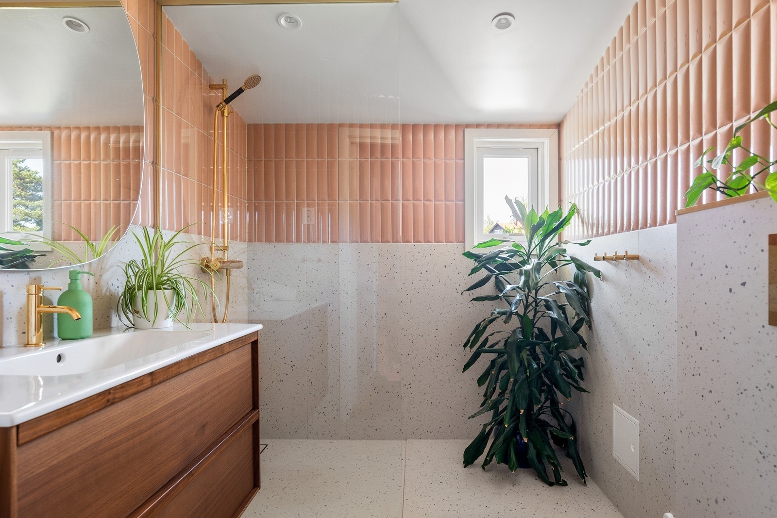 Badet har flislagt gulv med varmekabler og flislagte vegger som gir et stilrent og tidløst uttrykk. Nedsenket himling med downlights sørger for behagelig belysning. Galleribilde