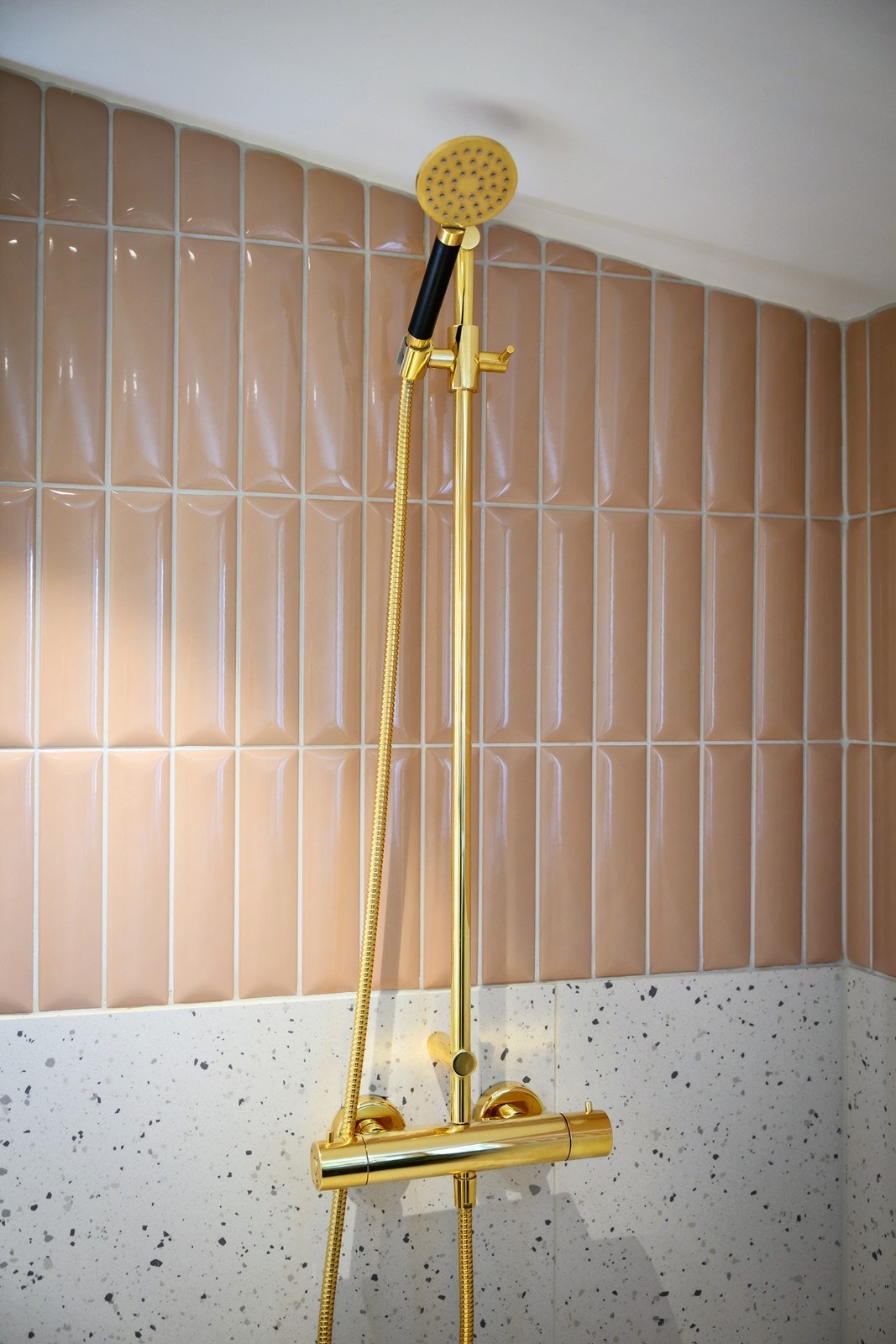 Badet er innredet med servantskap med nedfelt servant, vegghengt toalett med innebygd sisterne og en romslig dusjsone med fast glassvegg i herdet glass. Galleribilde