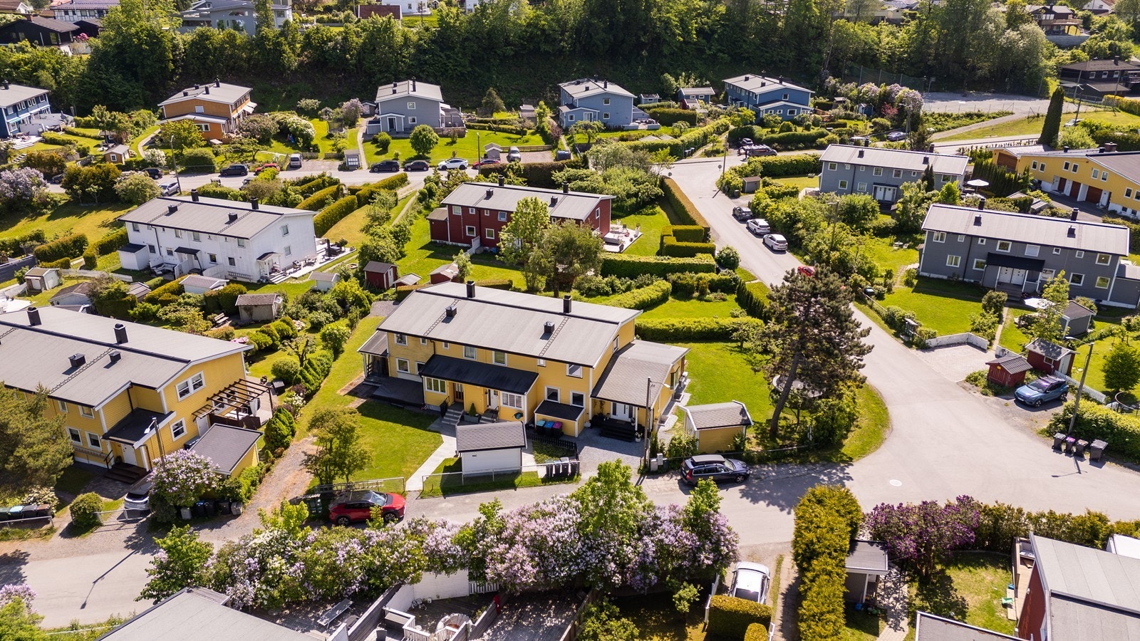 Beliggenheten gir gangavstand til både Asker sentrum, Hvalstrand, barnehage og øvrige servicetilbud. Galleribilde