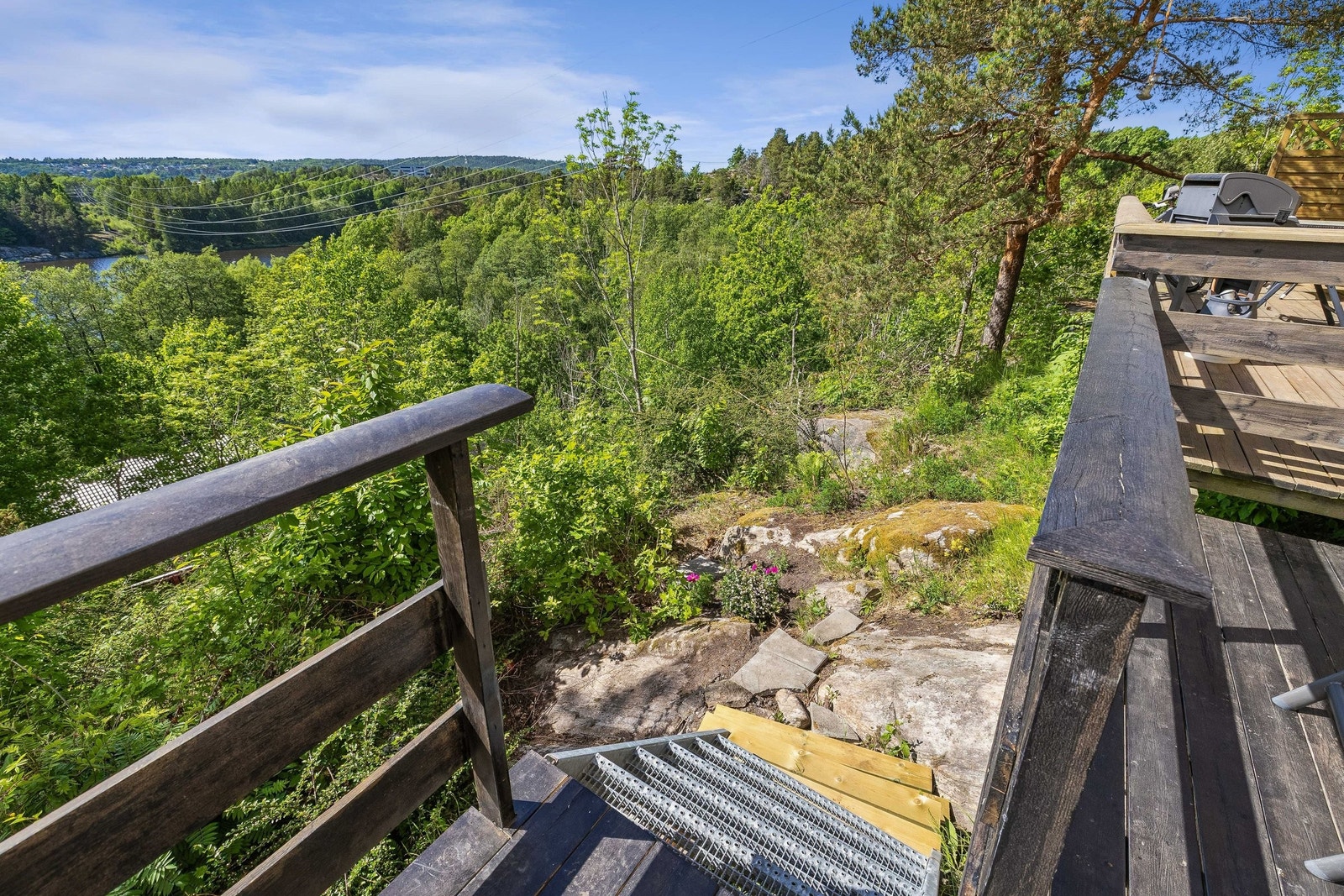 Trapp ned til fellesområdet. Muligheter for hage. Kort tur rundt blokken til hovedinngangen. Galleribilde