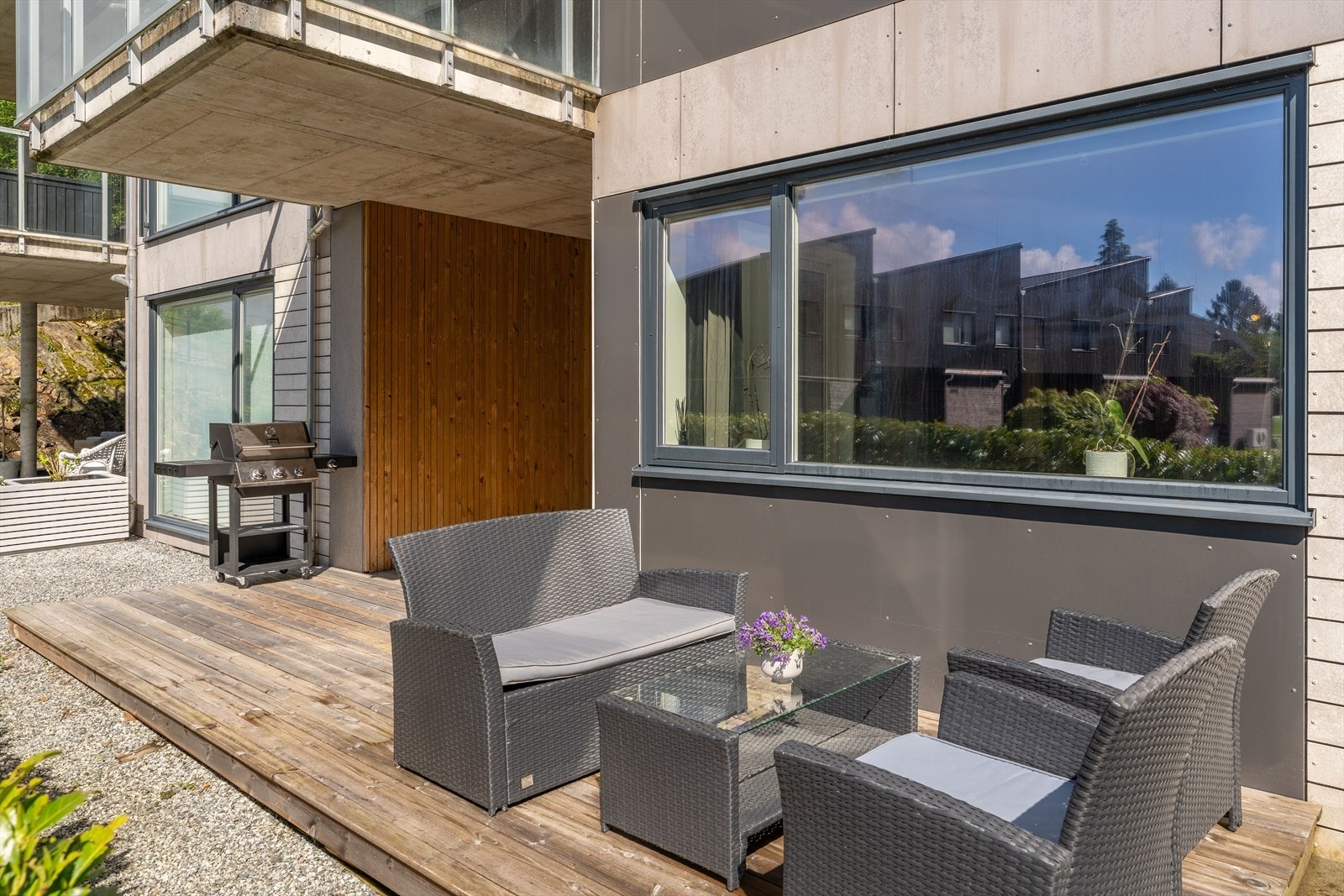 Sjarmerende uteareal med delvis overbygd terrasse. Galleribilde
