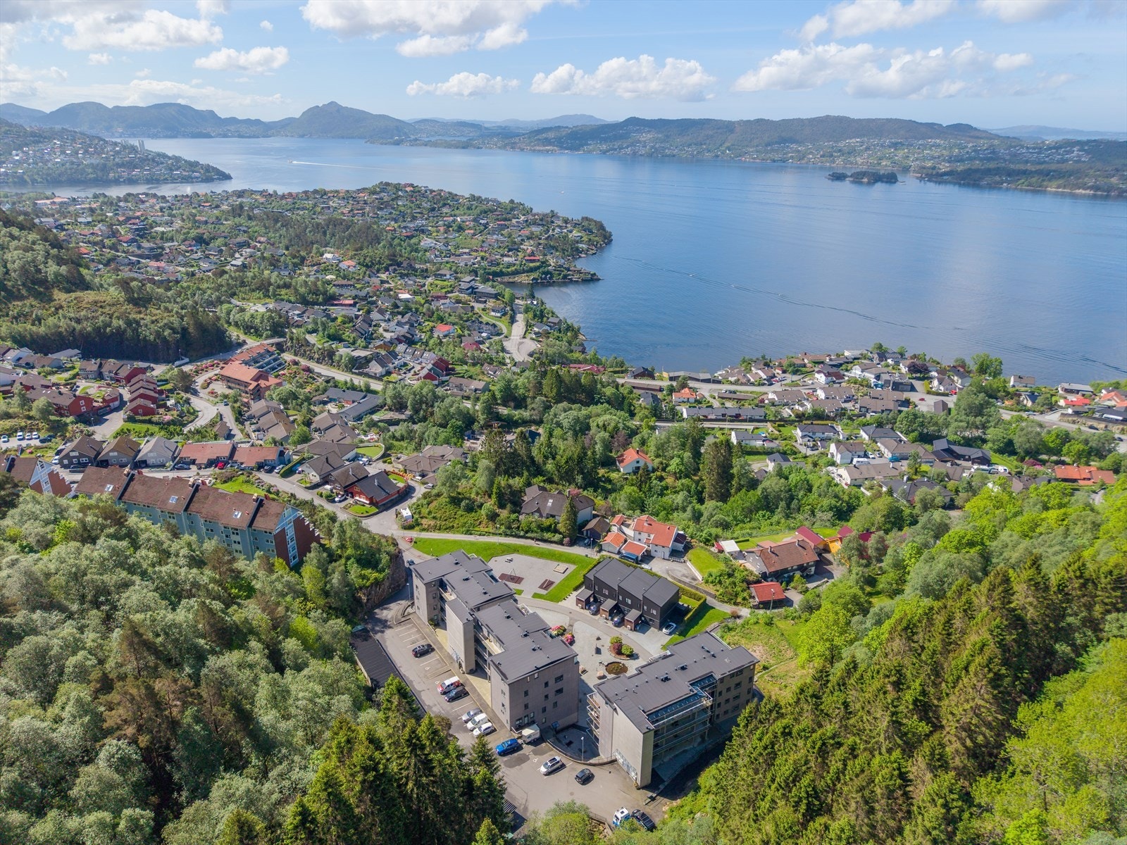 Velkommen inn til Morvikbotn 258 | Presentert av Aktiv Eiendomsmegling v/ Fredrik Tøsdal og Steffen Bilsbak. Foto: Husfoto v/Vidar Haugland Galleribilde