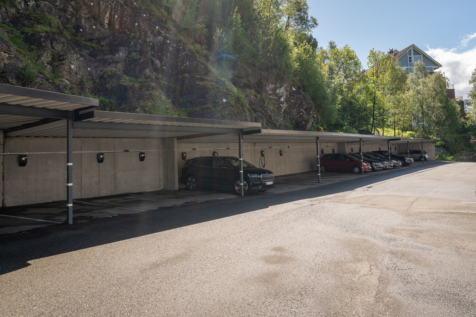 Fast parkeringsplass i carport m/lader. Galleribilde