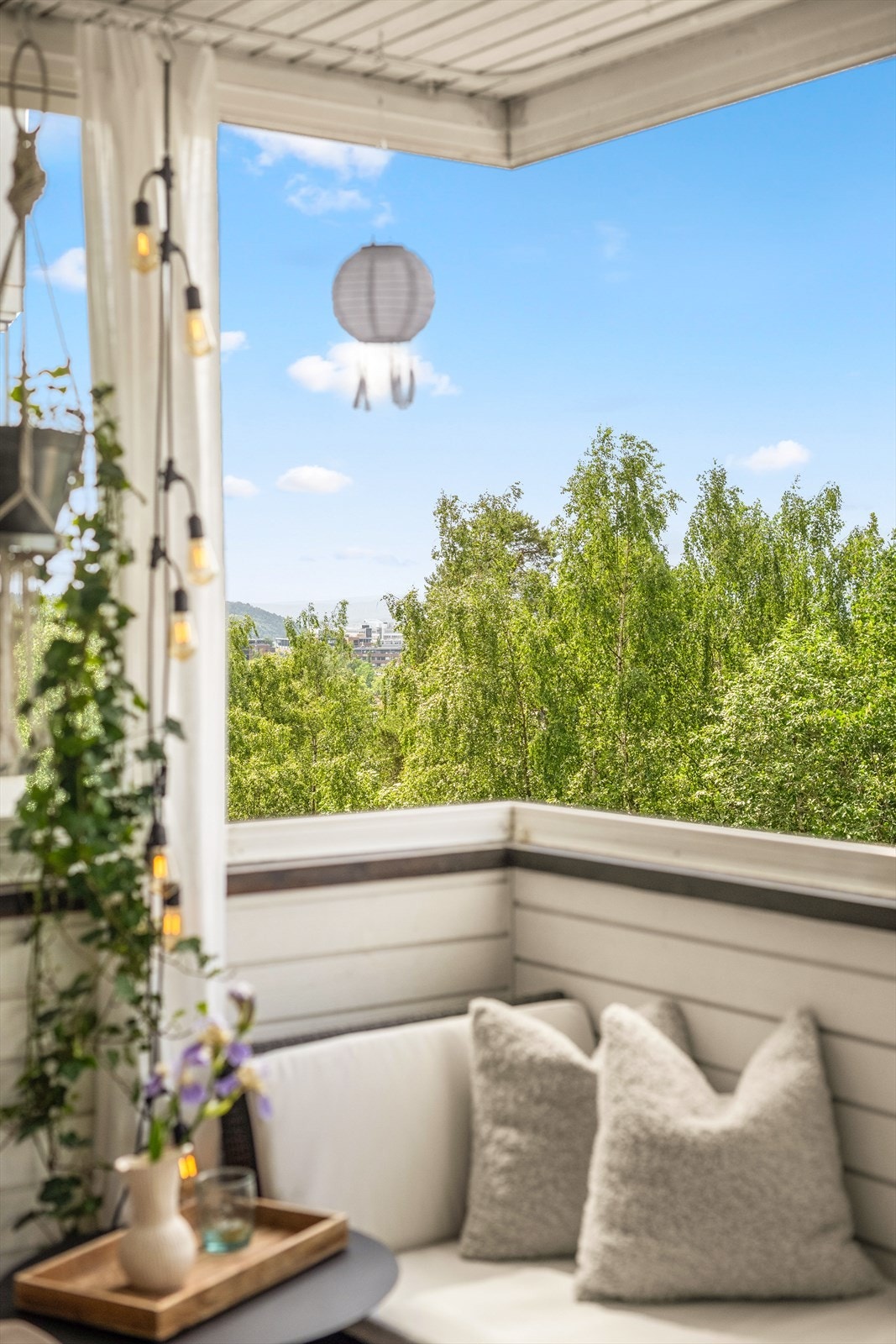 Ifølge selger nyter man solen her fra ca. kl. 14-15 og helt frem til solnedgang i vår- og sommermånedene Galleribilde