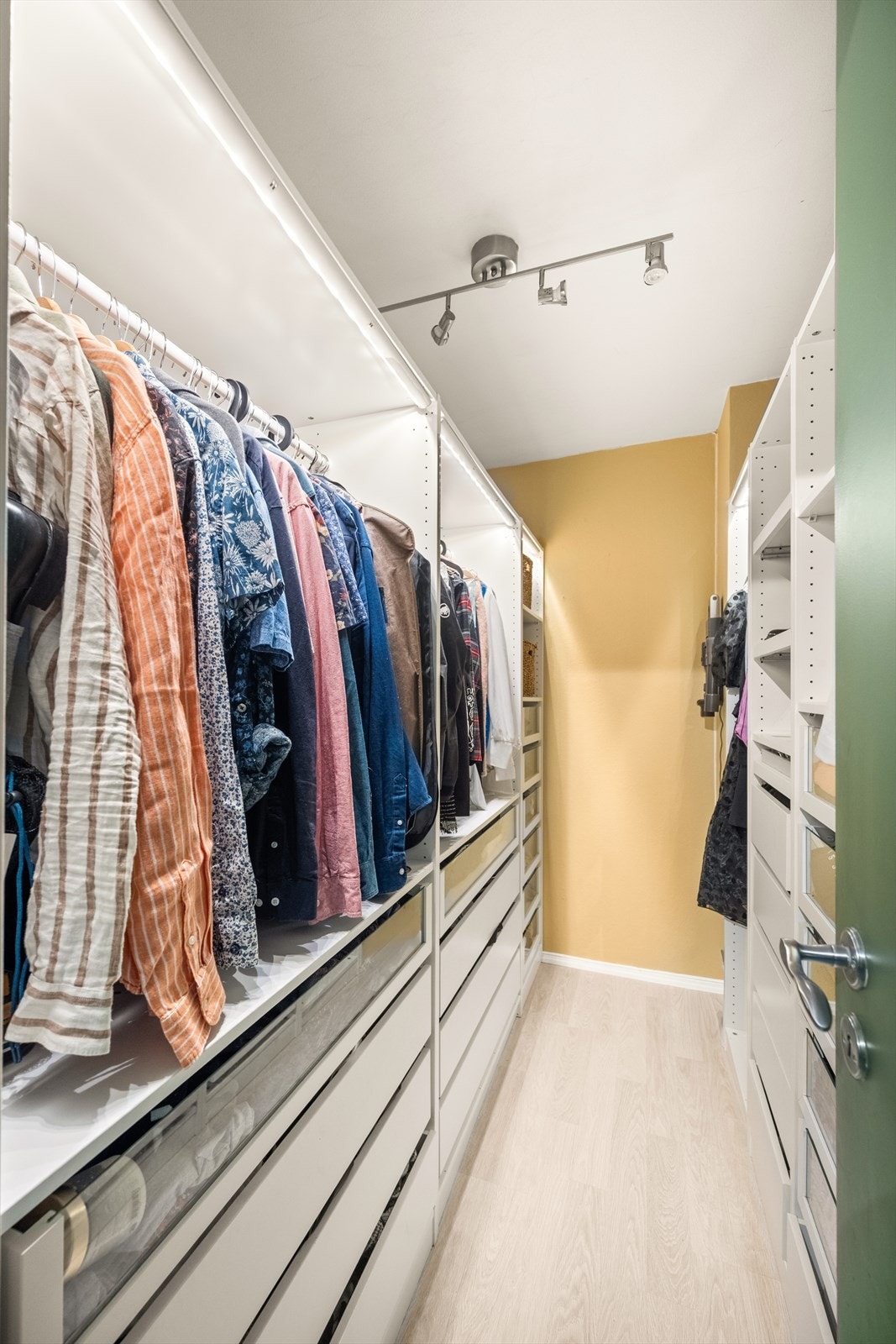 Den praktiske walk-in-garderoben gir god plass til oppbevaring og bidrar til en ryddig og oversiktlig hverdag Galleribilde