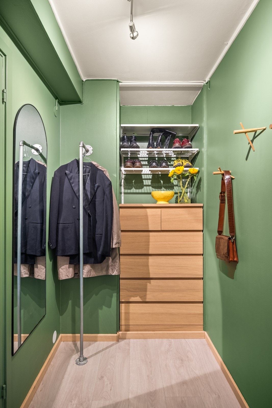 Innbyende entré med god plass til oppheng av yttertøy og plassering av sko. I tillegg disponerer leiligheten en kjellerbod på ca. 3 m² Galleribilde