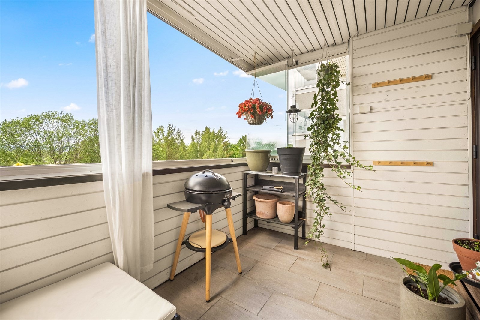 Fra stuen er det utgang til en herlig, innglasset balkong på 8 m² med nordvestvendt beliggenhet Galleribilde