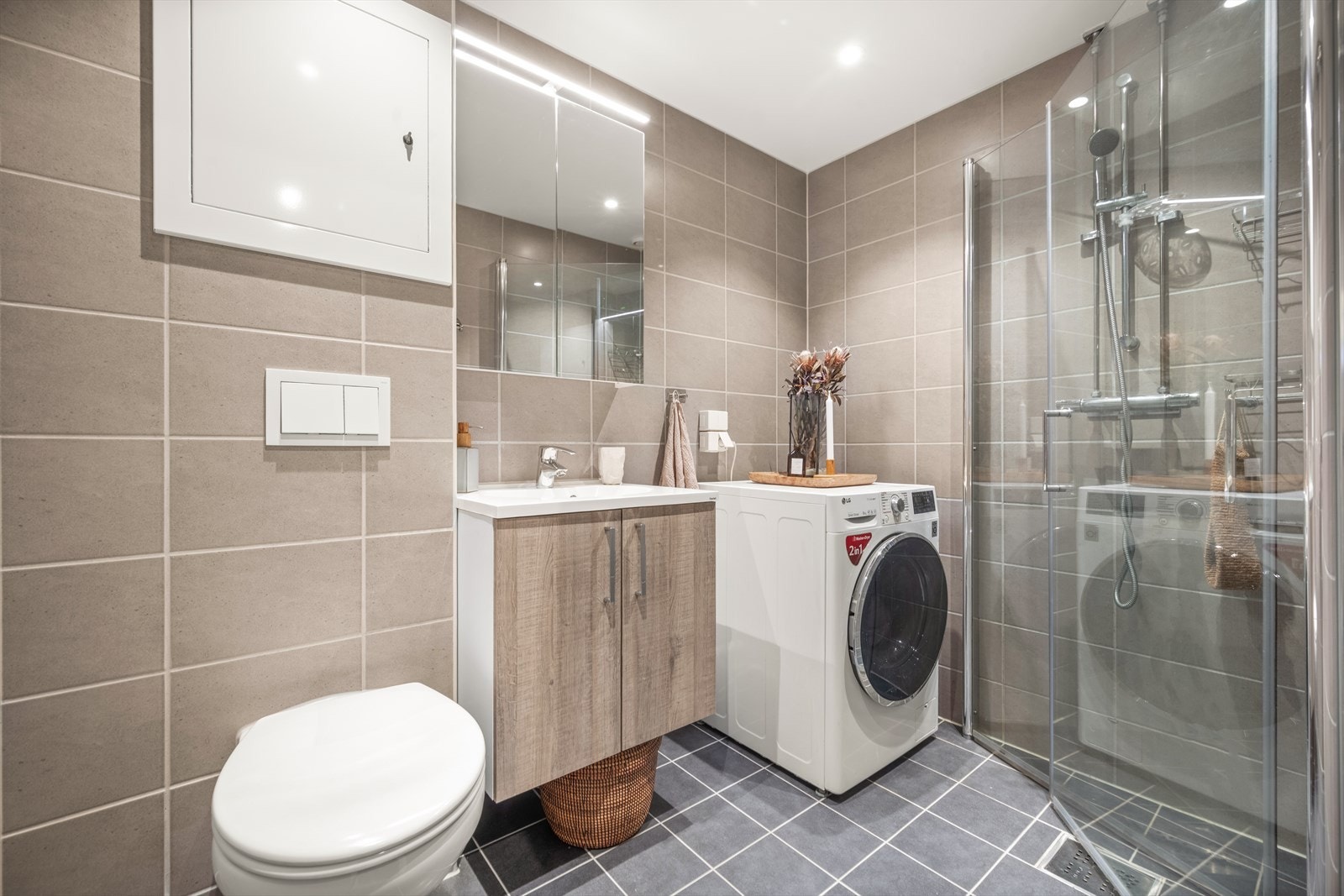 Lekkert, flislagt bad med elektrisk gulvvarme, downlights i taket og opplegg for vaskemaskin. Badet er totalrenovert i 2021 i regi av borettslaget Galleribilde