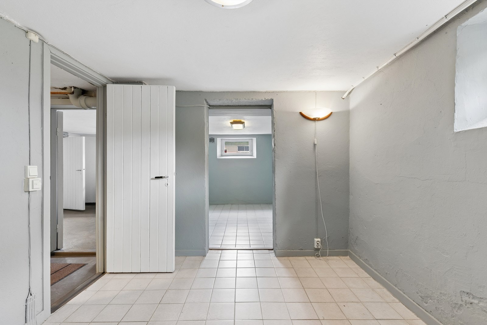 Kjelleren byr på store, praktiske lagringsarealer. Galleribilde