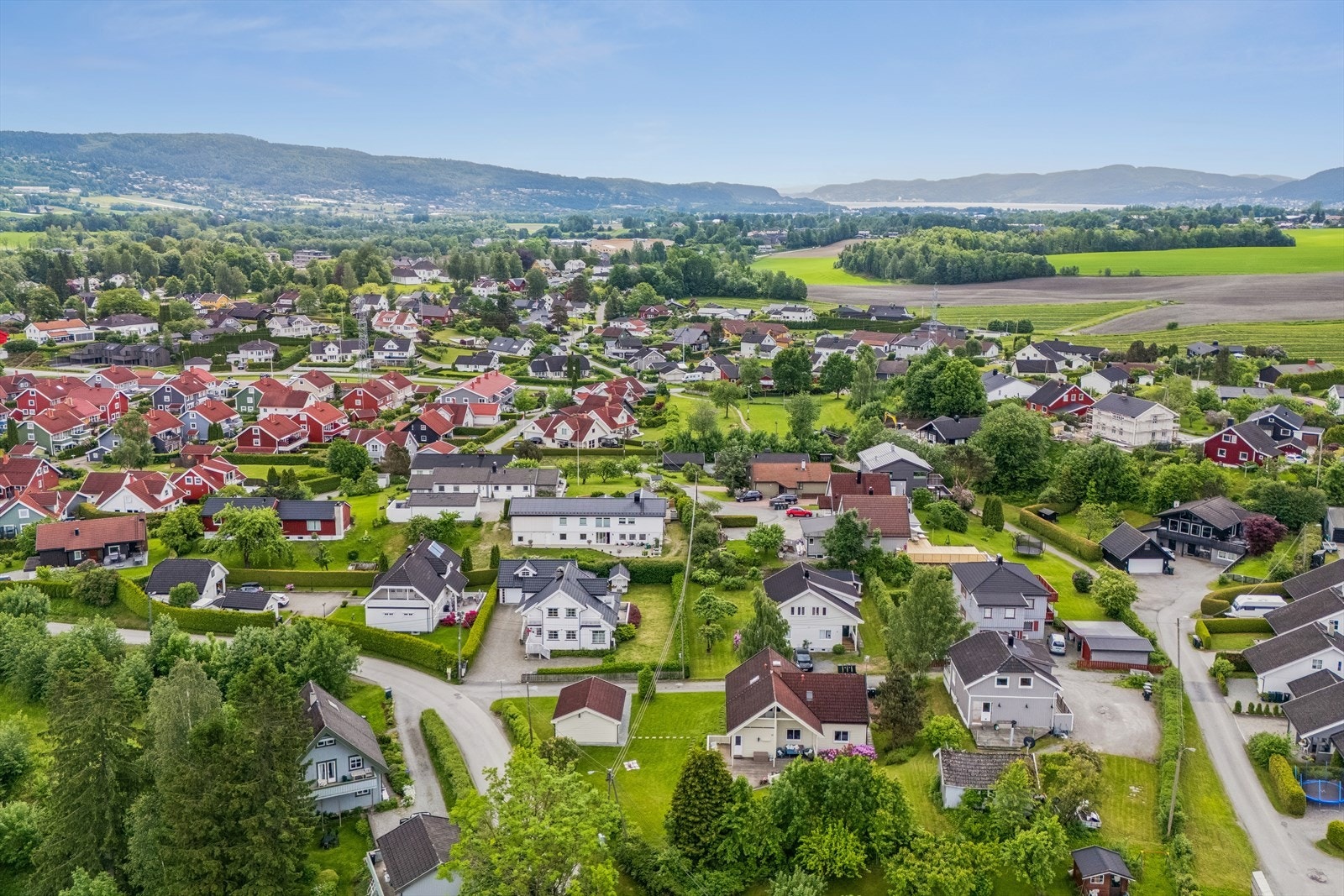 Fra eiendommen er det kort vei til handel og fasiliteter i Lierbyen sentrum. Galleribilde