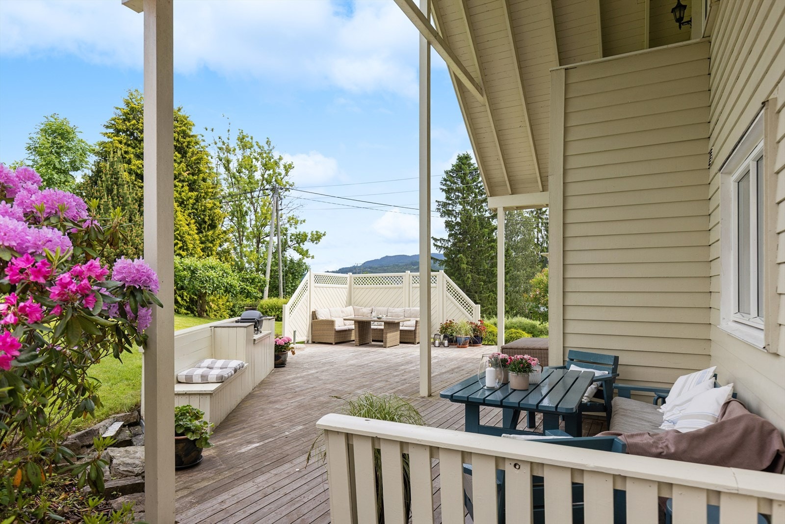 Her er det god plass til både loungegrupper, spisebord og grillsone. Galleribilde