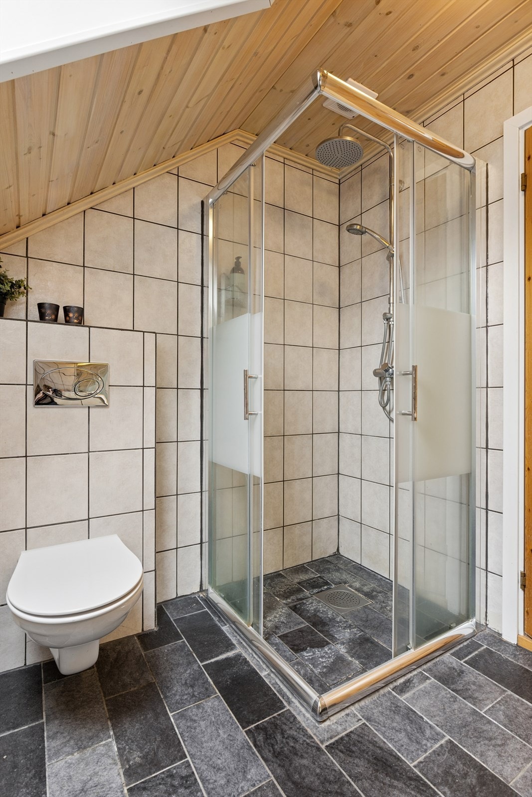 Hovedbadet er fra 2005 og har flislagte overflater og elektriske varmekabler for økt komfort. Galleribilde