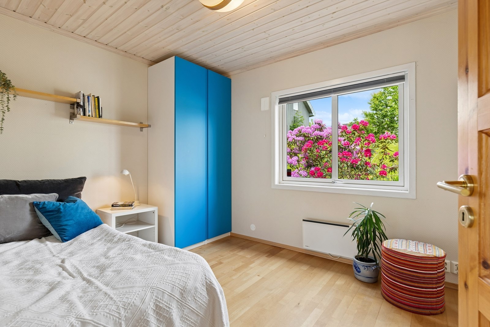 For øvrig finnes det et soverom i etasjen med gode bruksmuligheter. Galleribilde