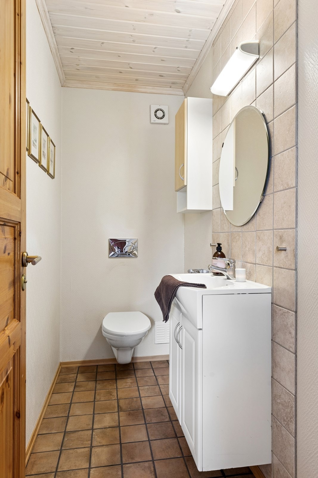 Praktisk toalettrom som ble oppgradert i 2005. Rommet har flislagt gulv med varmekabler og vegghengt toalett. Galleribilde