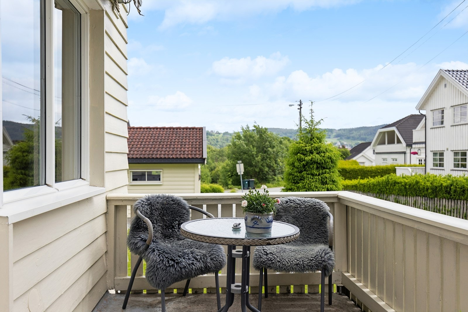 Fra stuen er det utgang til en egen veranda med plass til en liten sittegruppe. Galleribilde