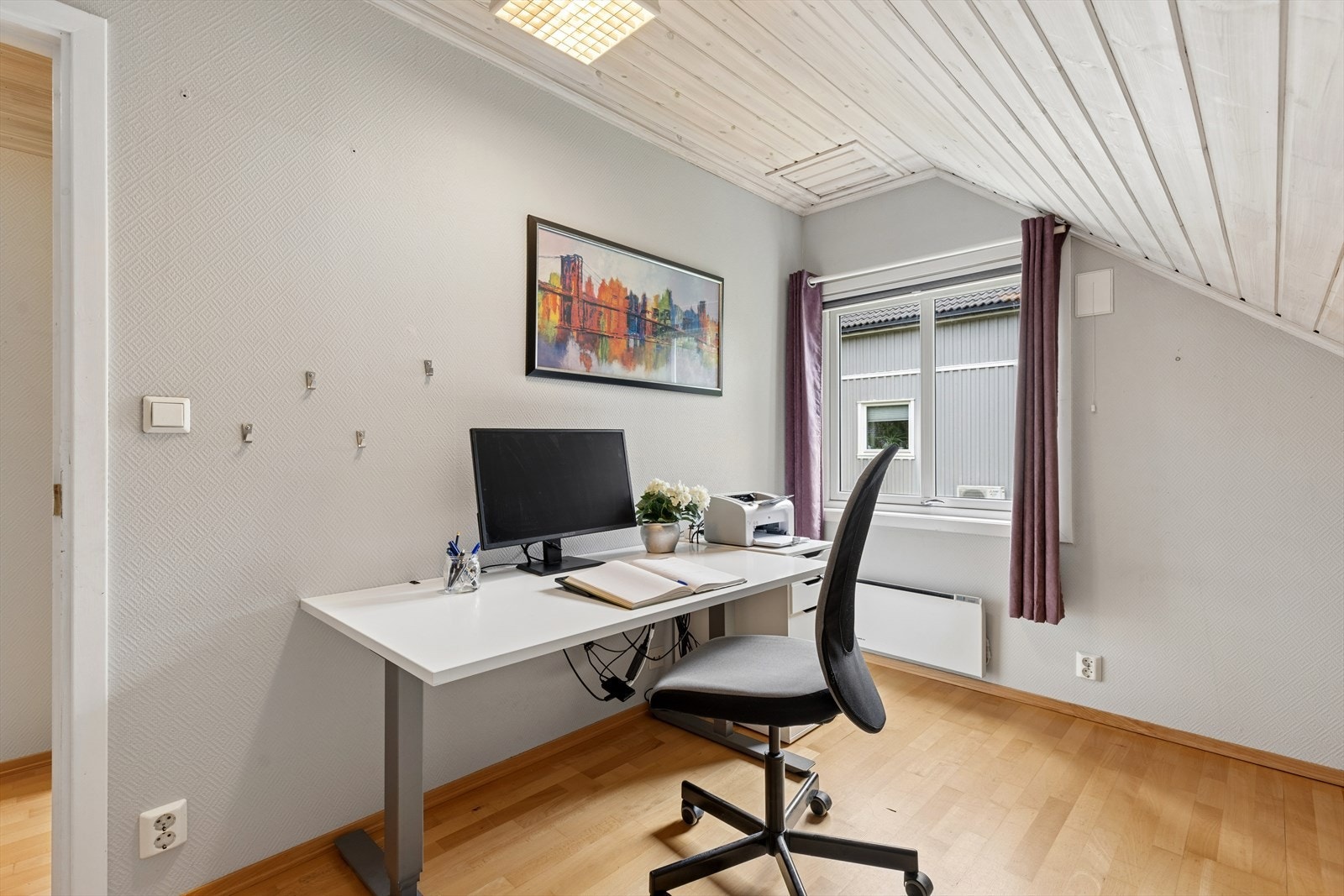 Soverommene er av god størrelse og kan innredes etter behov, for eksempel som hjemmekontor. Galleribilde