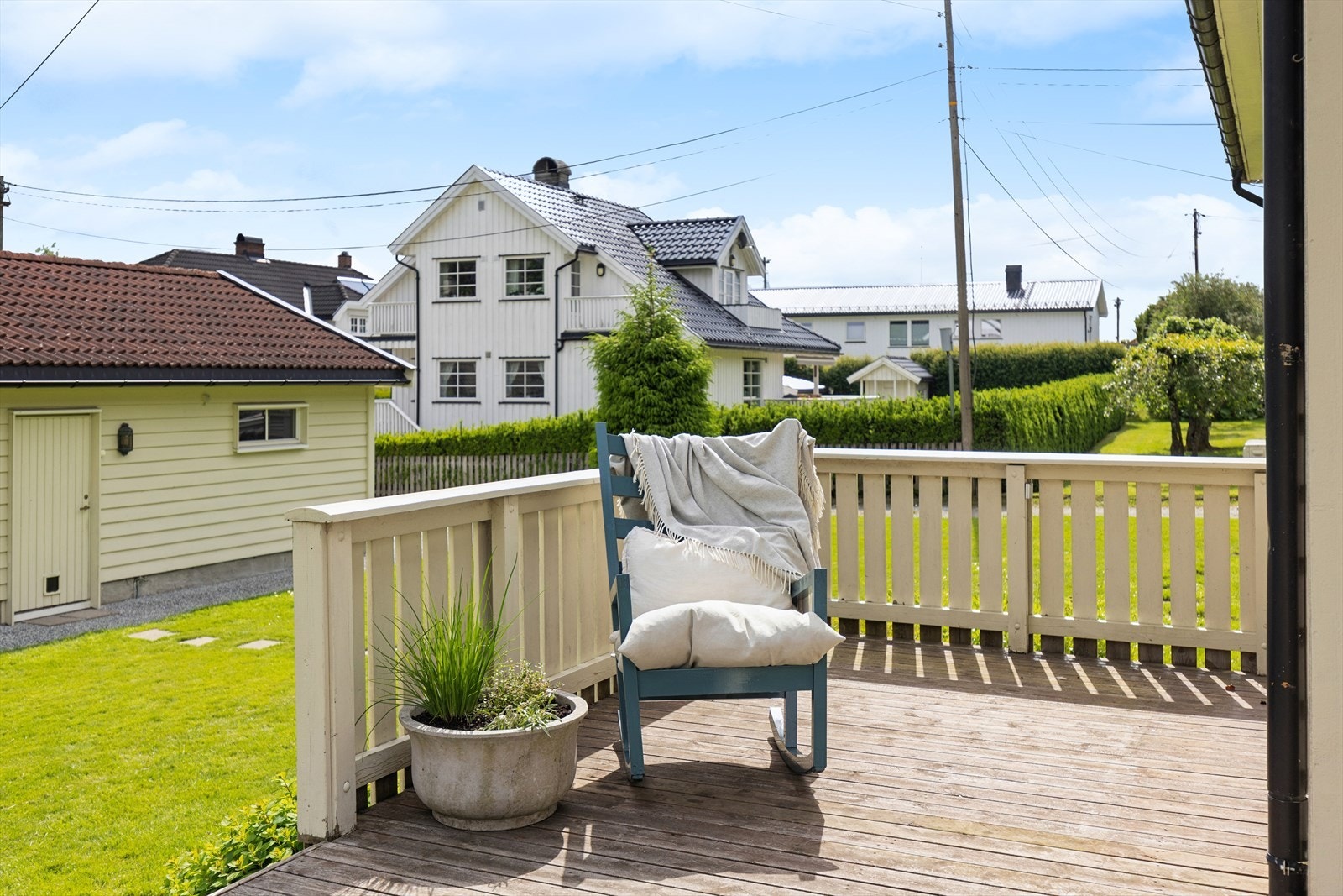 Terrasseplattingen i trekonstruksjon har adkomst fra både kjøkkenet og terrenget. Galleribilde
