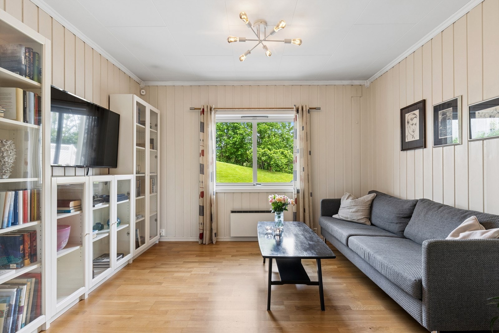 Boligen har en ekstra stuedel - perfekt som ekstra TV-stue eller hobbysone. Galleribilde
