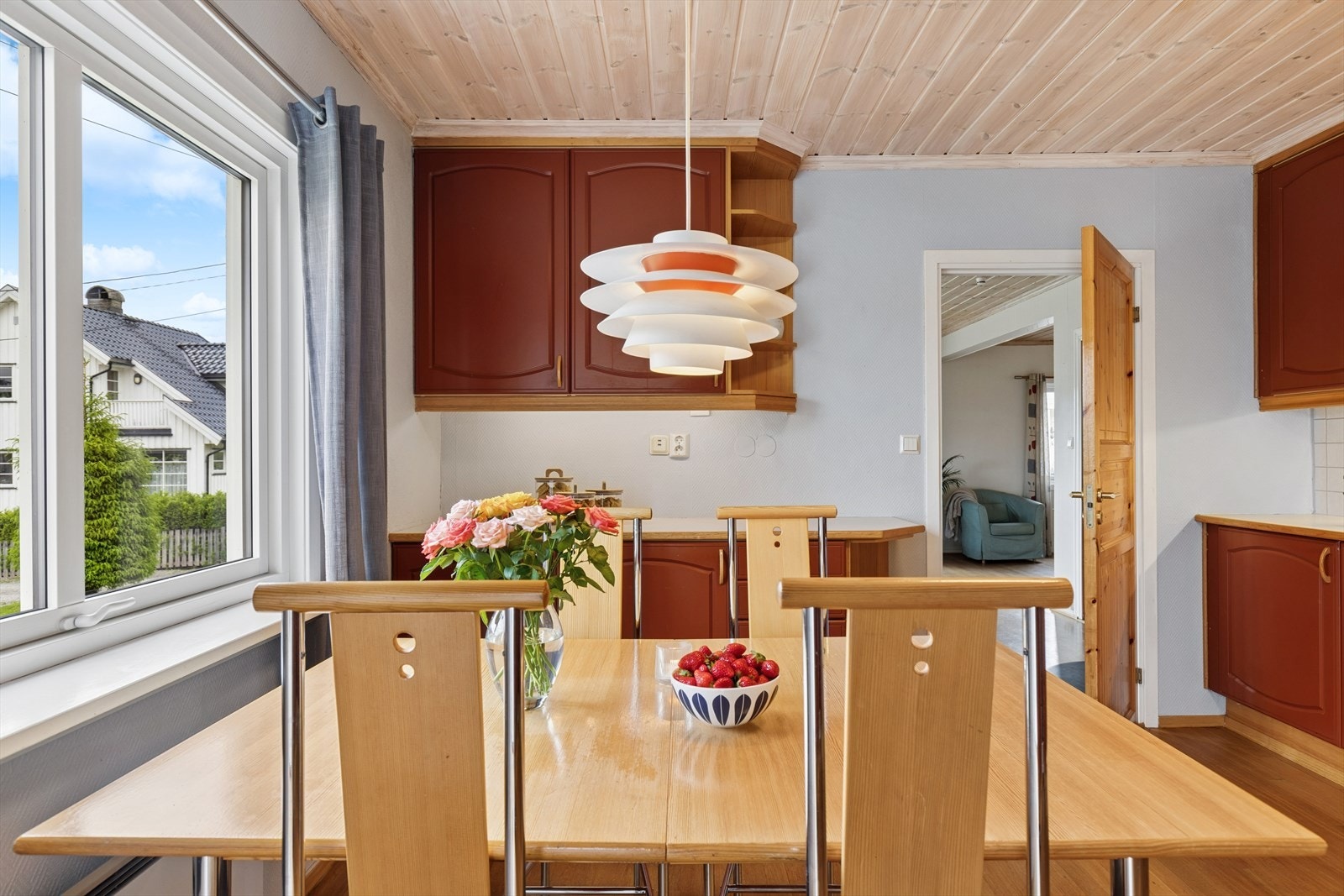Ved vinduet er det også plass til en spisesone - perfekt for raske måltider. Galleribilde