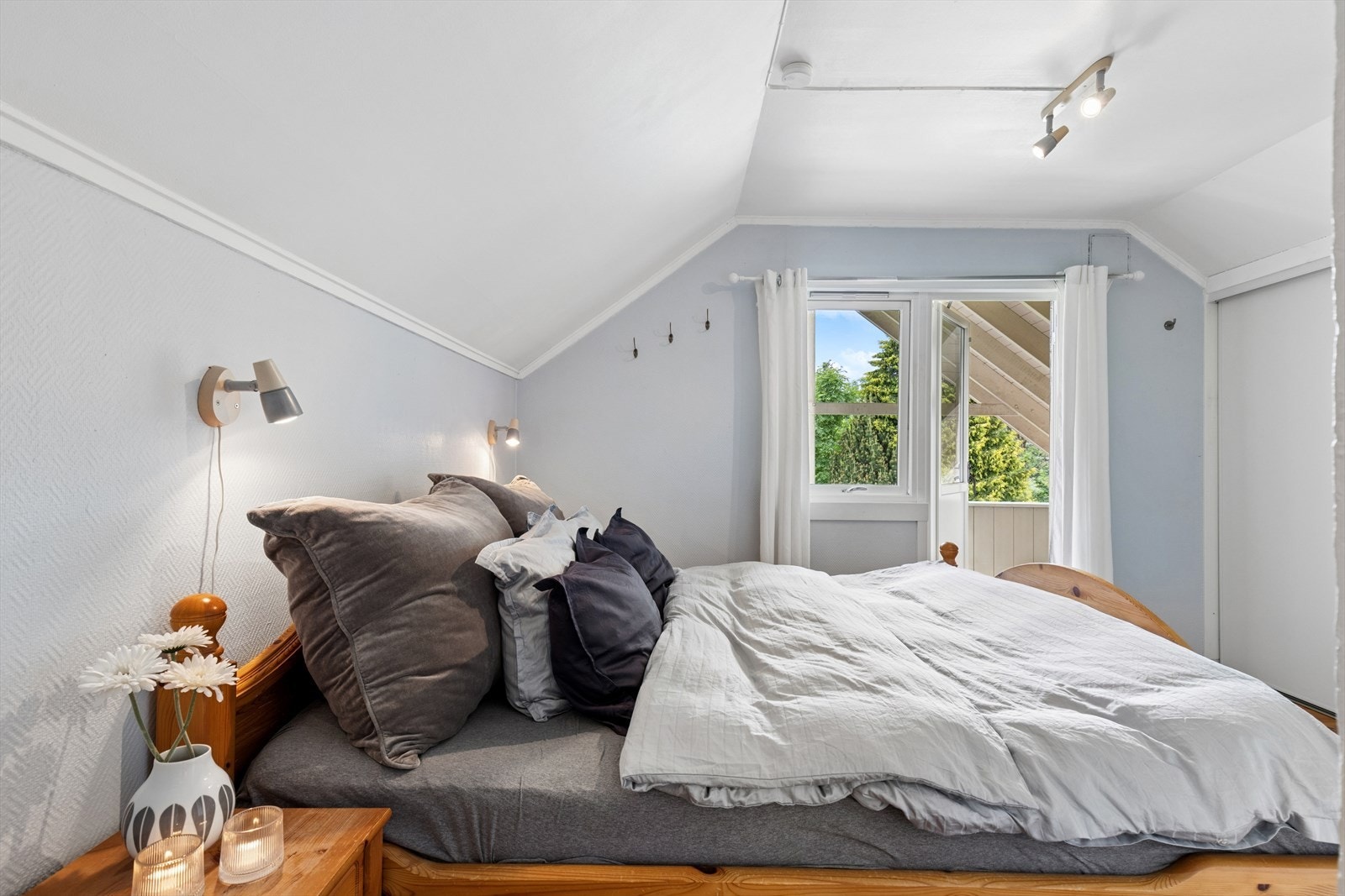 Fra dette soverommet er det utgang til en takoverbygd veranda. Galleribilde