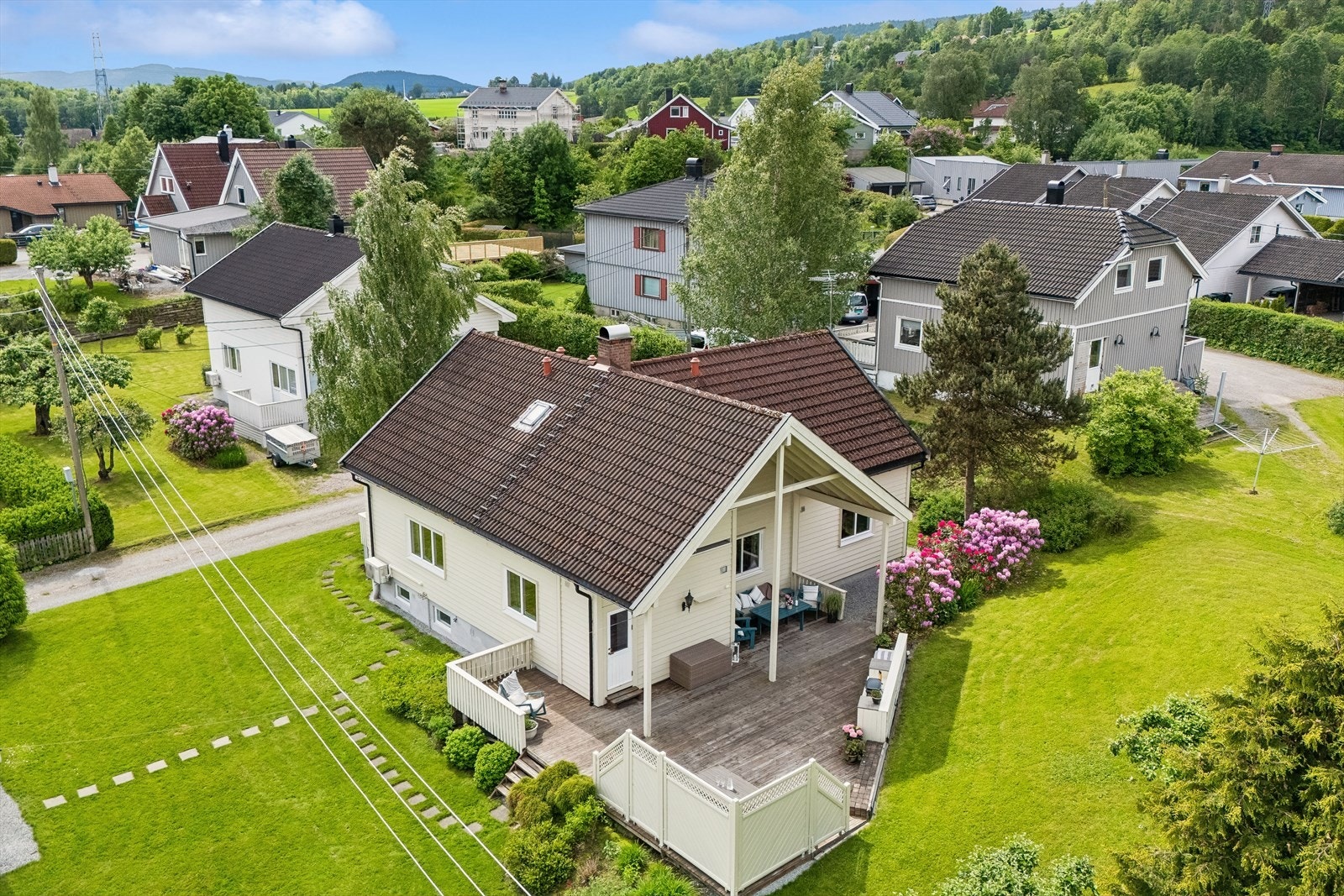 Eiendommen har en pent opparbeidet tomt og flotte uteområder. Galleribilde