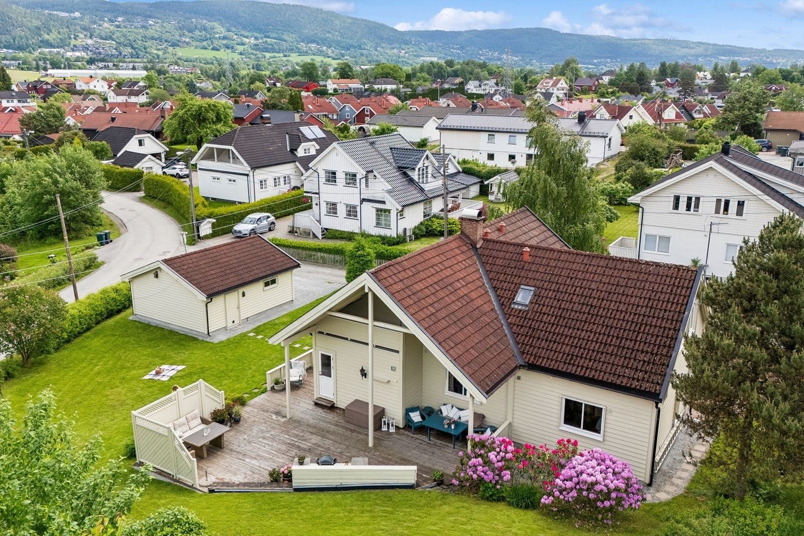 Eiendommen ligger i et etablert og barnevennlig boligområde like utenfor Lierbyen. Galleribilde