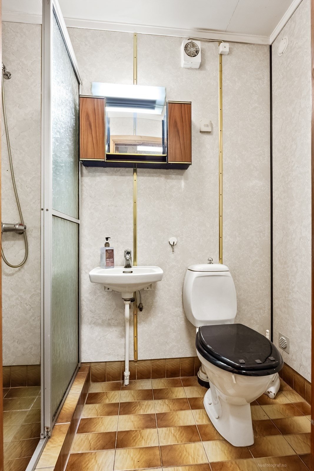 Badet i underetasjen er utstyrt med dusjhjørne, toalett, servant og har gulvvarme. Galleribilde
