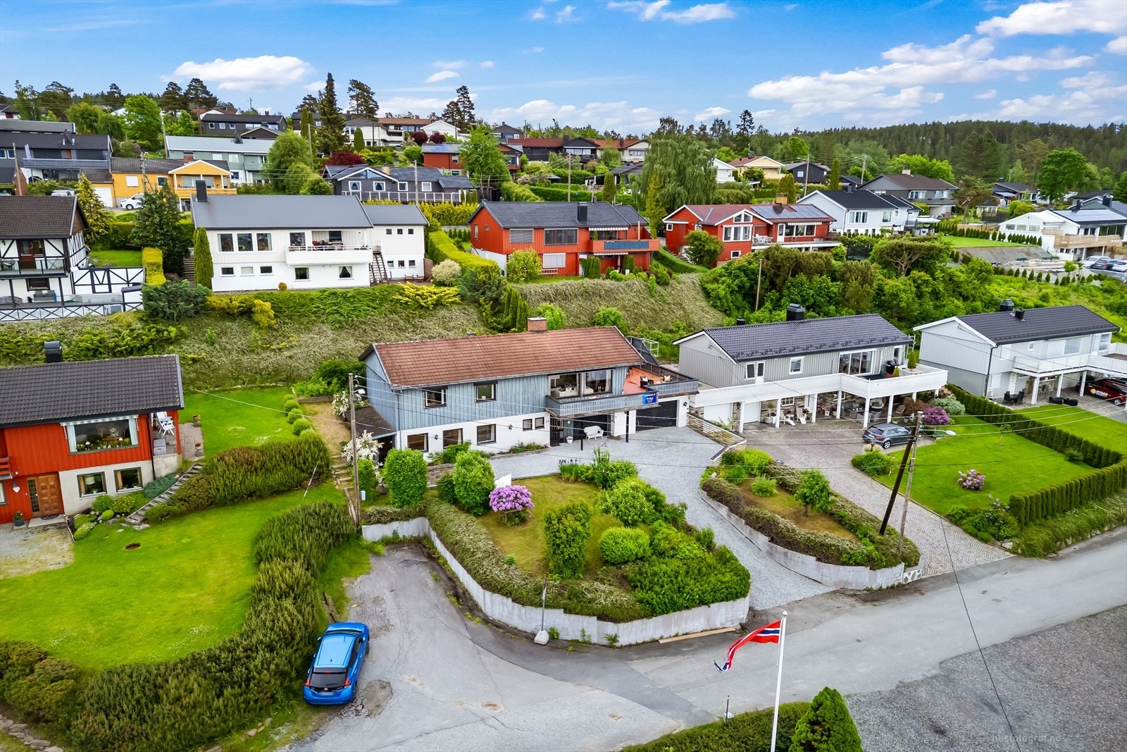 Eiendommen har en pent opparbeidet tomt med asfaltert innkjøring og parkering på egen gårdsplass. Galleribilde