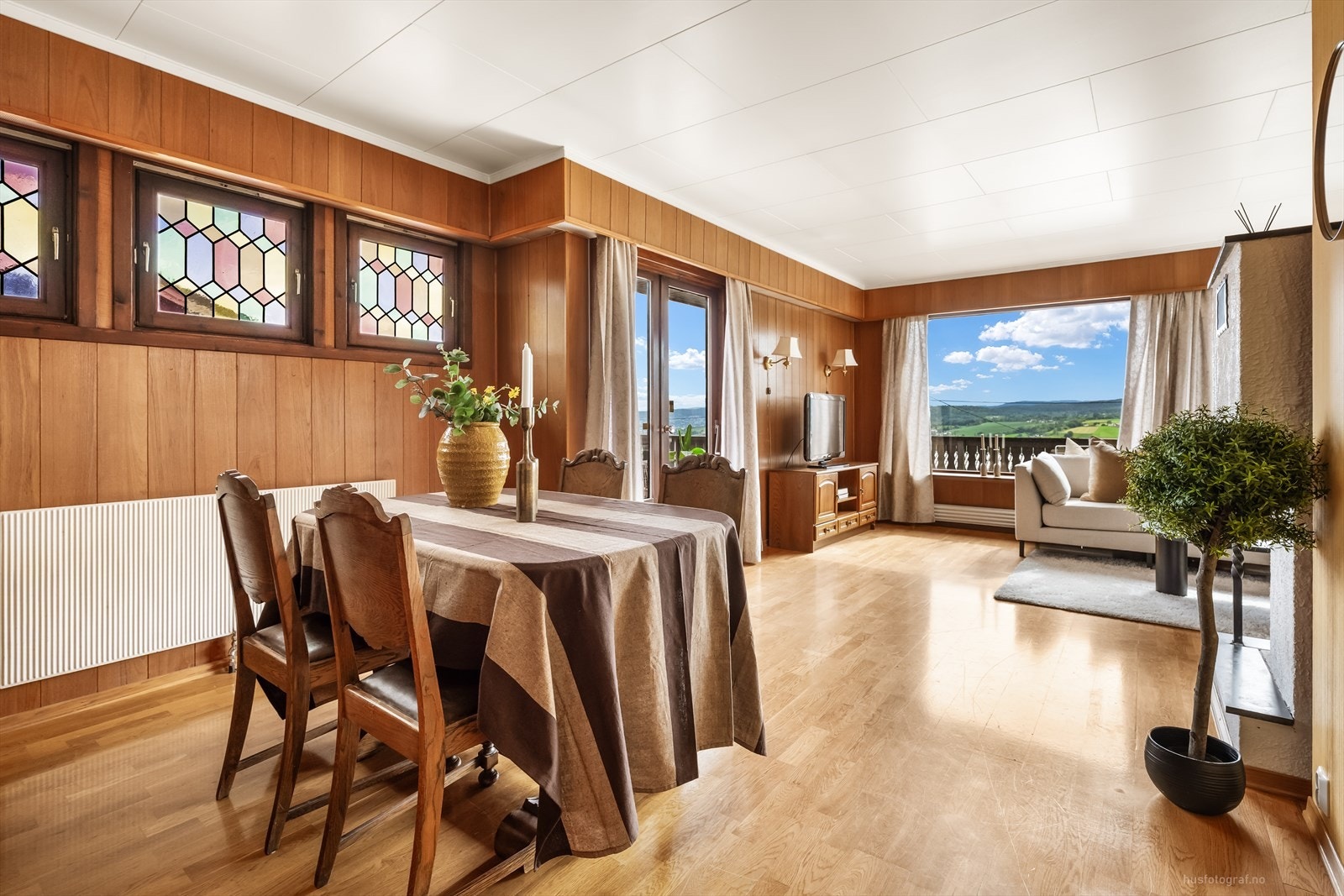 Spisestuen har plass til langbord og er preget av sjarmerende, blyinnfattede vinduer. Galleribilde
