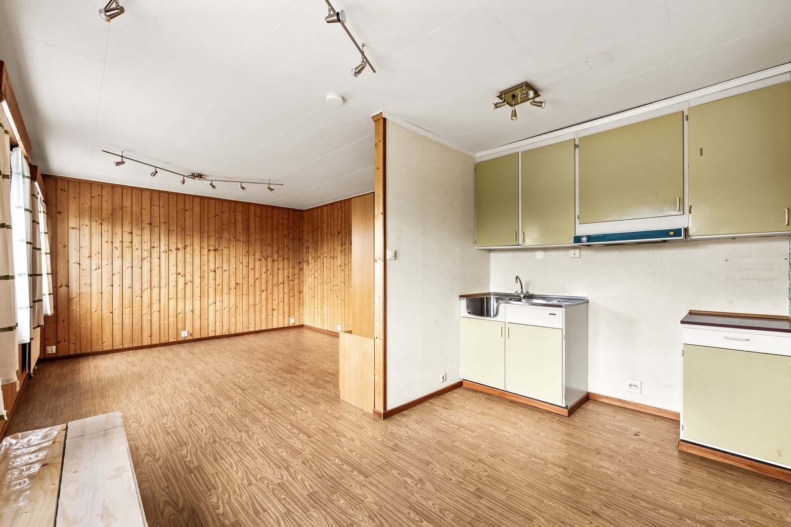 En enkel kjøkkenkrok med glatte fronter og laminatbenkeplate betjener hybelen. Galleribilde