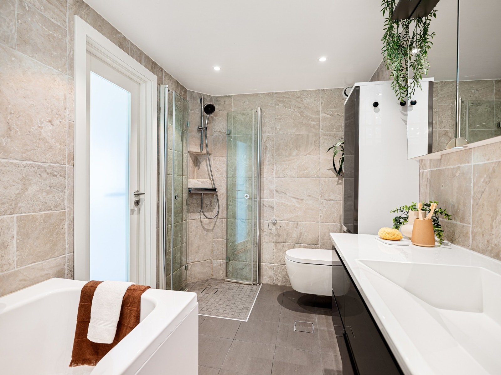 I tillegg til badekar er badet også innredet med dusj. Galleribilde