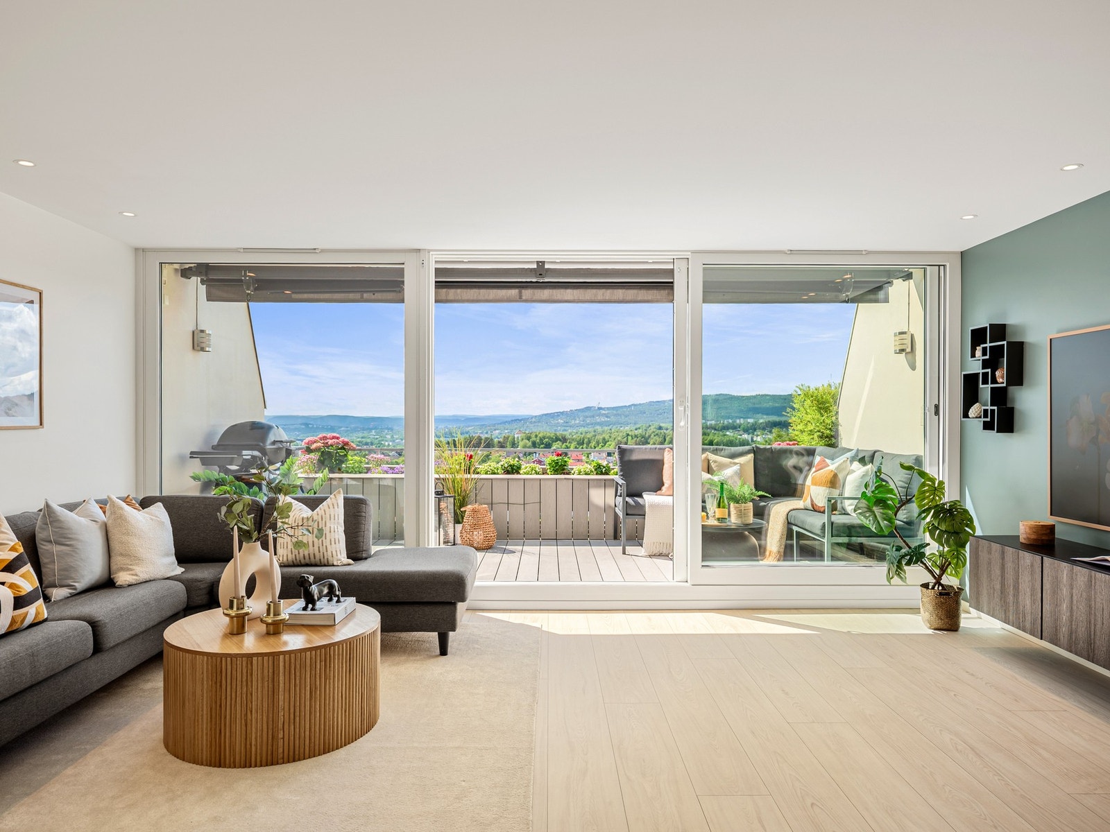 Moderne overflater og direkte utgang til solrik terrasse. Galleribilde