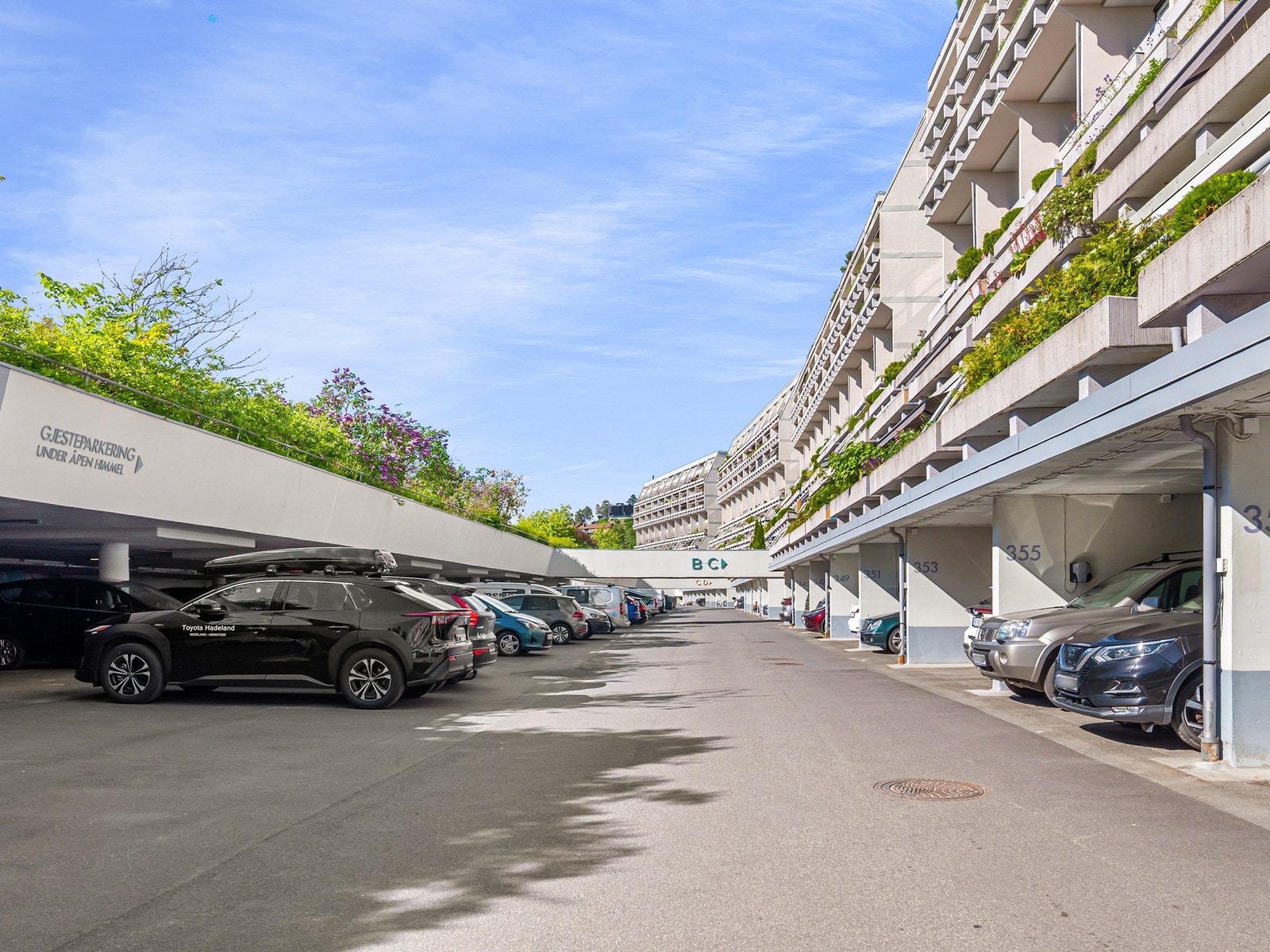 Tilgang til gjeste parkering, etter sameiets bestemmelser. Øvrig offentlig parkering etter områdets bestemmelser. Galleribilde