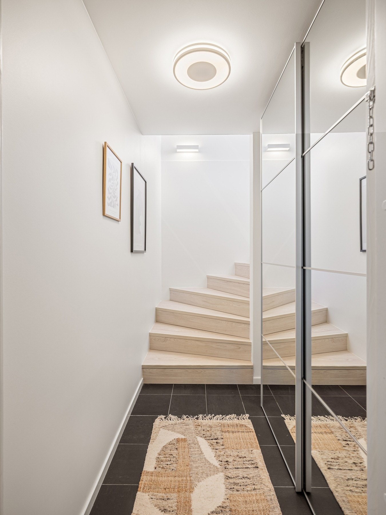 Entréen er innredet med skyvedørsgarderobe. Galleribilde