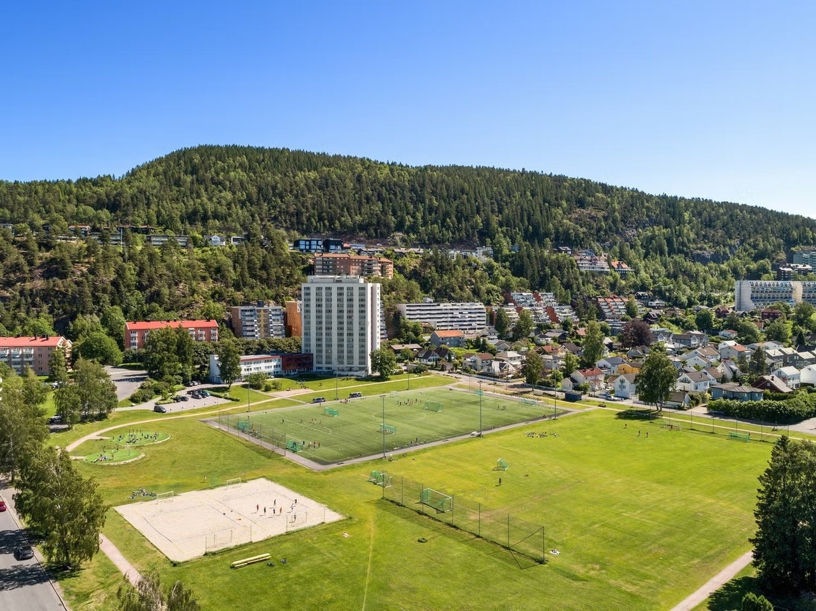 Velkommen til et eldorado av fasiliteter. Fotballbane, skøytebane, og mye mer. Galleribilde