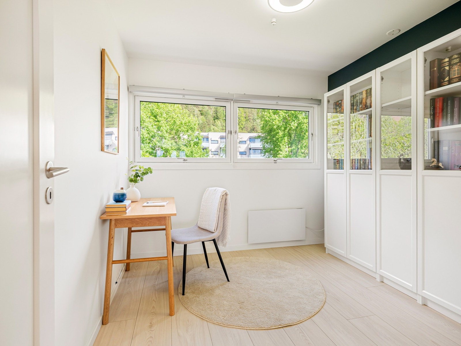 Boligens femte soverom ligger på stueplanet og gir en fleksibilitet som er sjelden i leiligheter, det er gulvarme/folie på dette romme. Noe som er gjennomgående for hele stuen og kjøkkenet. Galleribilde
