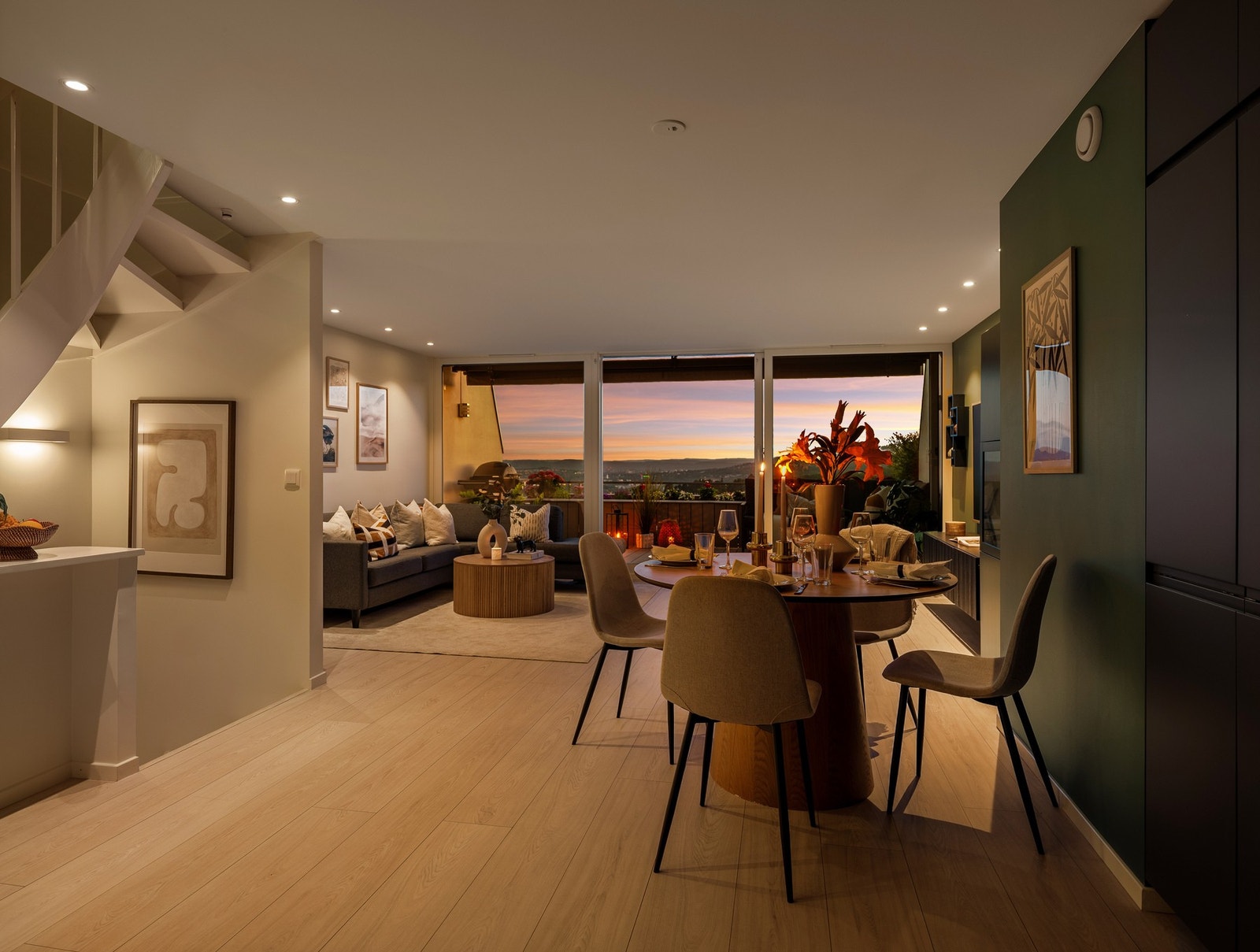 Lune fargevalg, moderne innredning og flott kontakt mot uteplassen. Galleribilde