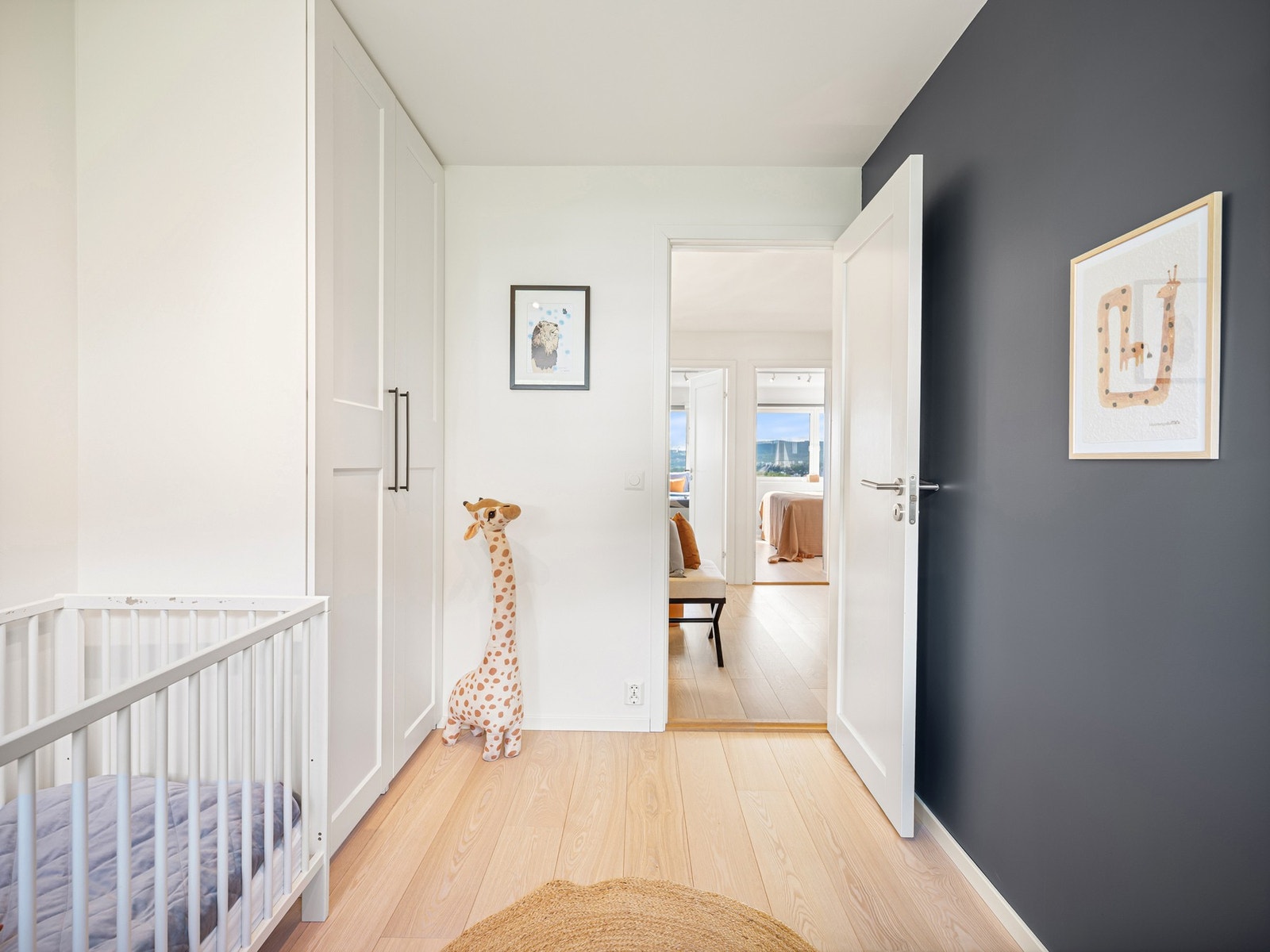 Koselig og familievennlig soverom med store vinduer, gode lysforhold og fleksibel bruk som barnerom, babyrom eller kontor. Galleribilde