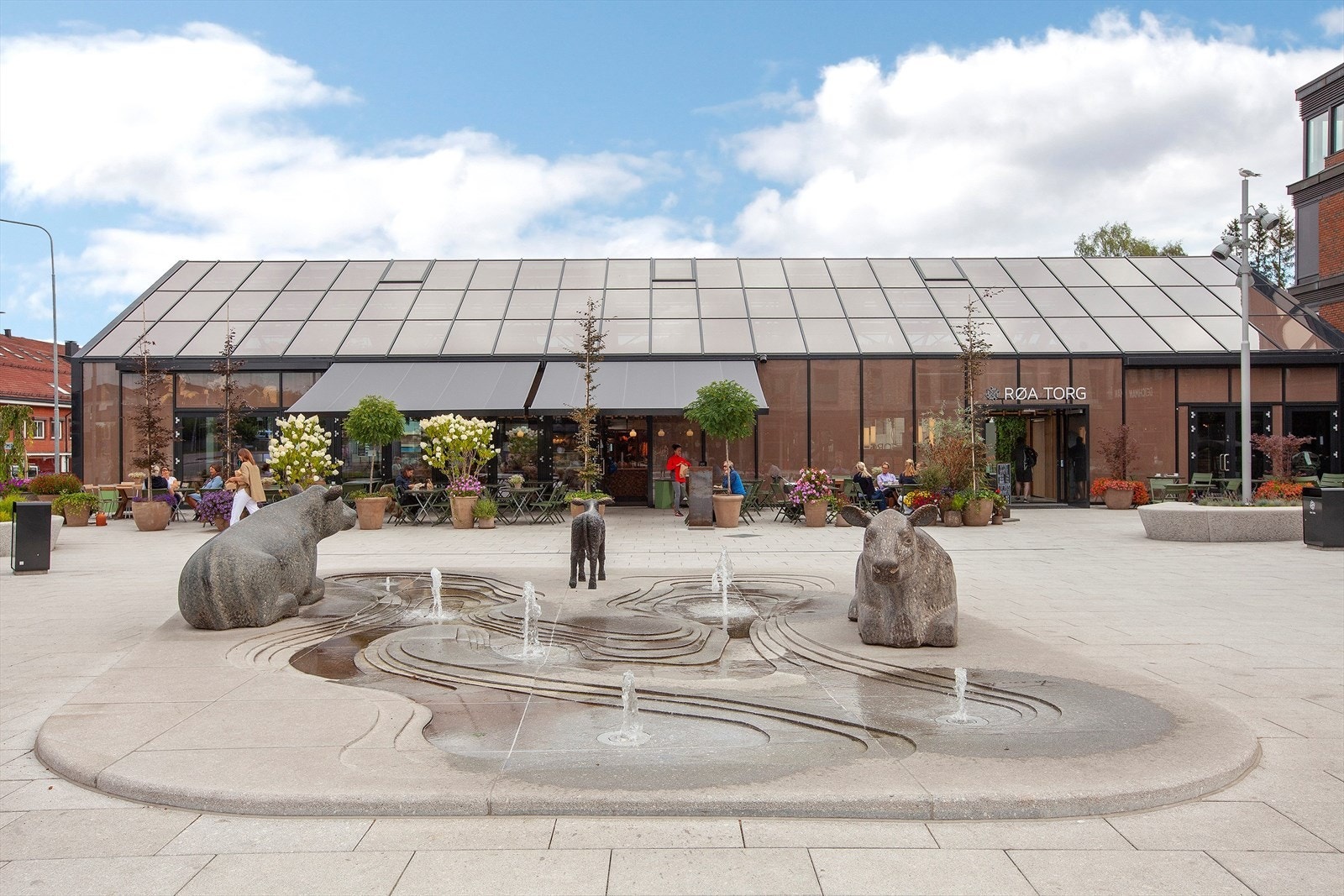 Røa sentrum med et bredt utvalg av butikker, kafèer, restauranter, servicetilbud og fasiliteter Galleribilde