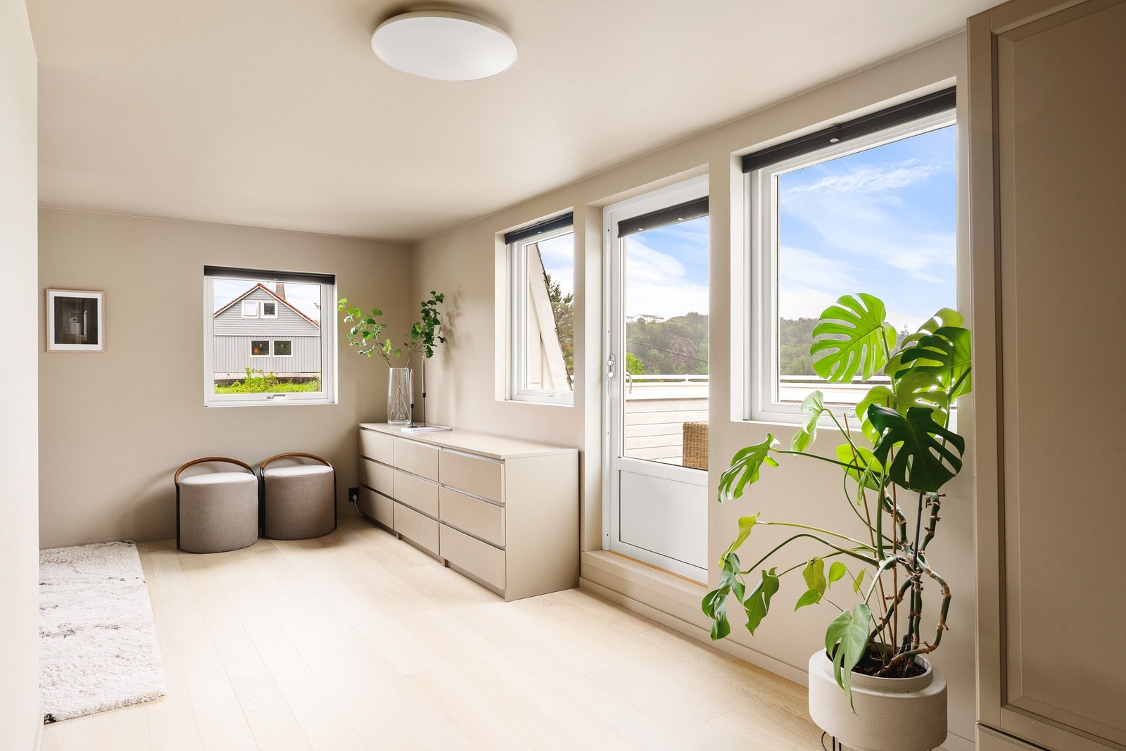 Store vindusflater sørger for et flott lysinnslipp, mens innvendig solskjerming på alle vinduene bidrar til gode lysforhold når det er tid for hvile og søvn. Galleribilde