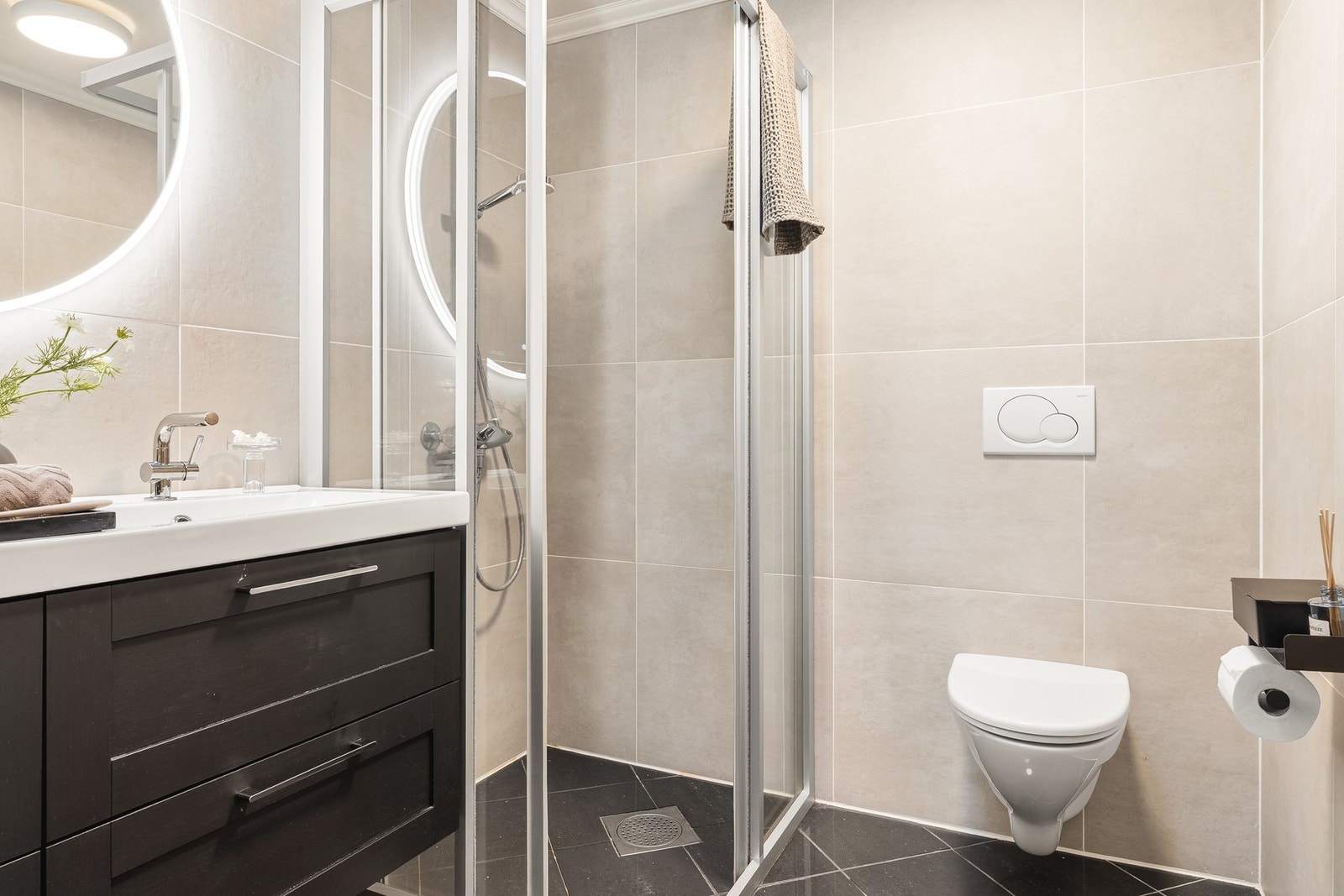 Badet ble oppgradert i 2023 med flis på flis på vegger. Galleribilde