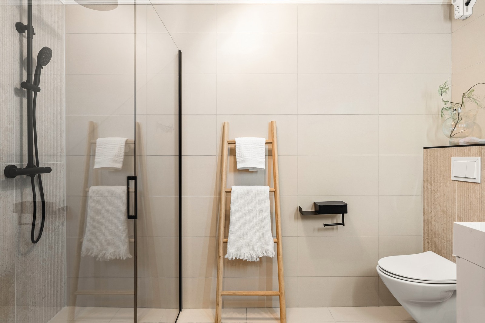 Badet har varme i gulv og er innredet med vegghengt toalett, servant med innredning og dusjnisje. Galleribilde