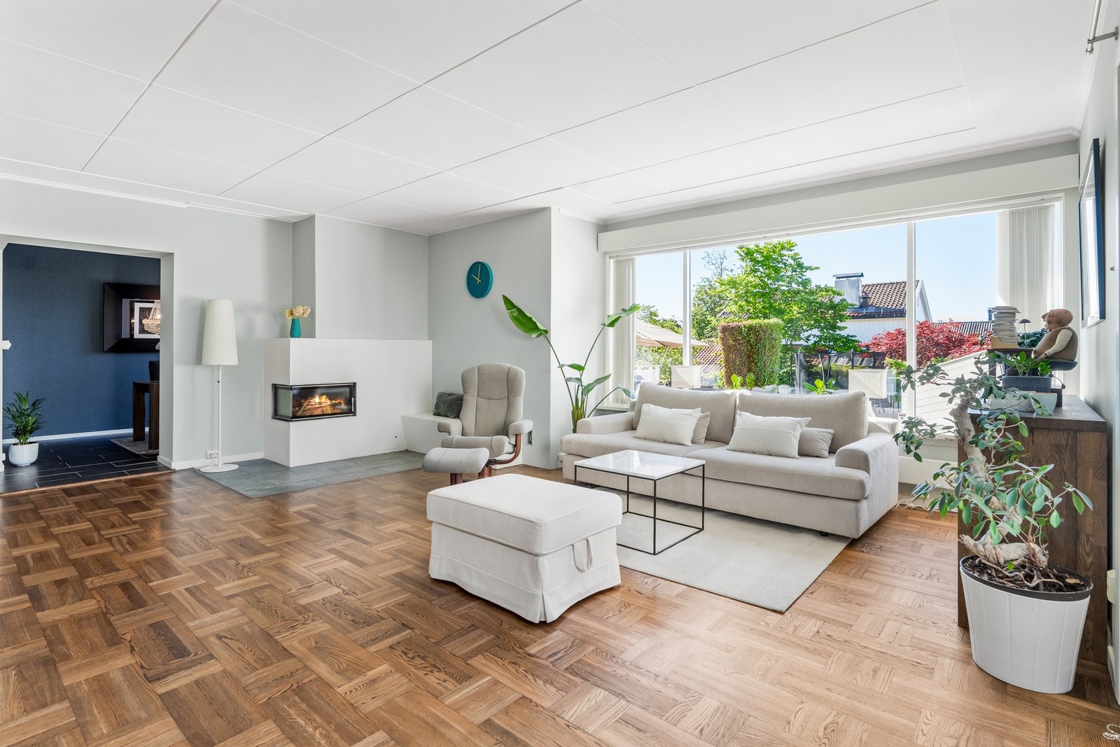 Boligen har en luftig stue med lekker energieffektiv peisovn og utgang til stor terrasse og hage. Stue og spisestue er ca 44 kvm tilsammen. Foto: Borup Galleribilde