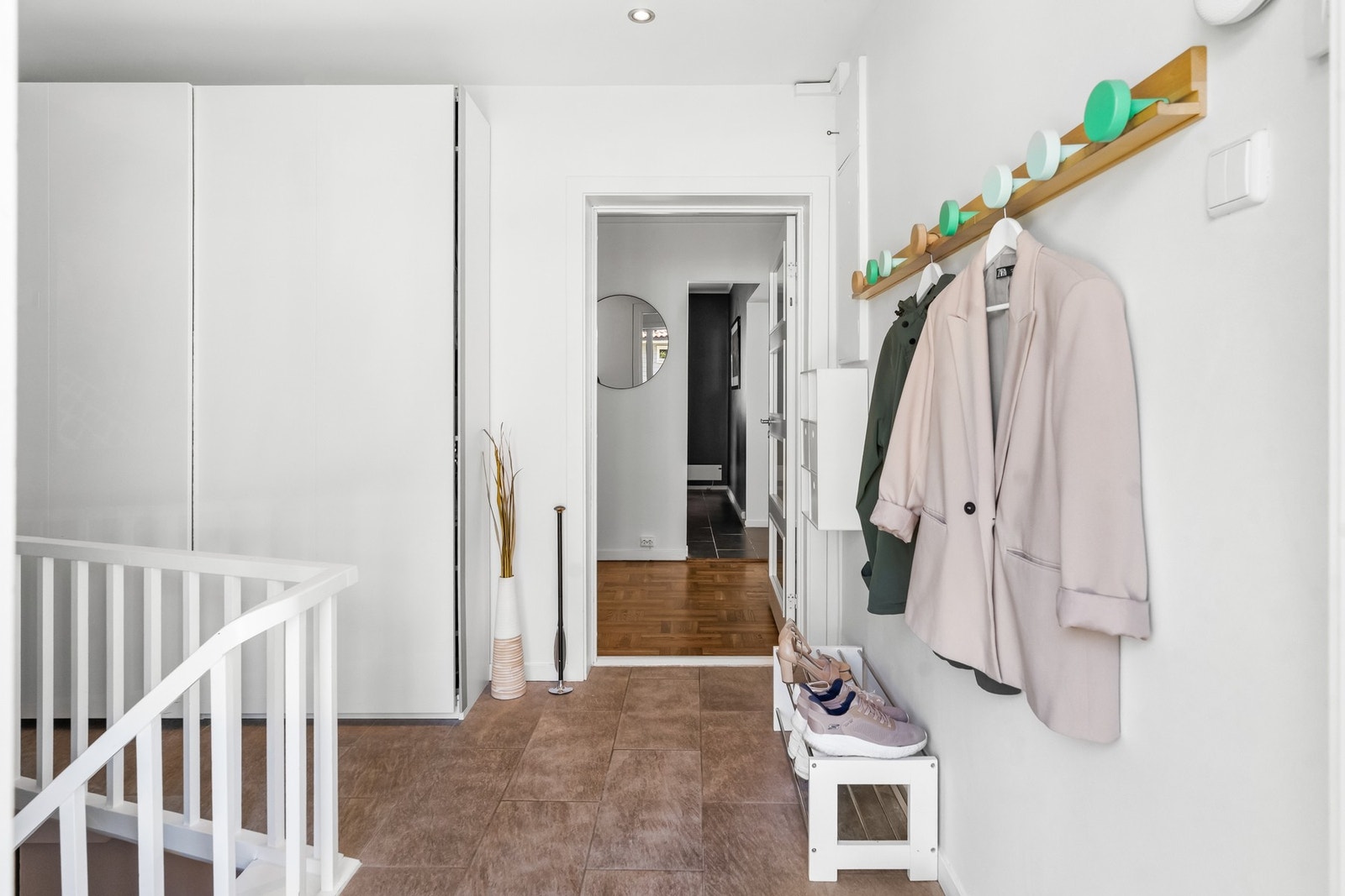Vindfanget har skyvedørsgarderobe og praktisk flislagt gulv. Galleribilde