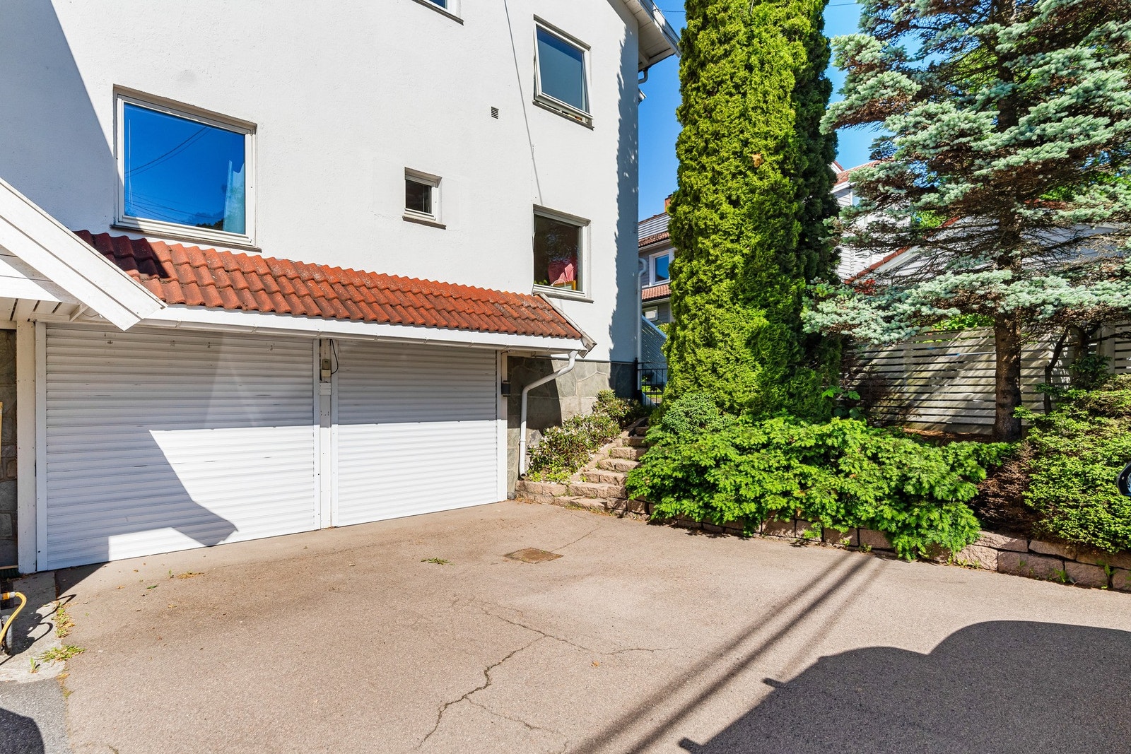 Boligen disponerer én parkeringsplass i dobbelgarasje med direkte adkomst til boligen. Det er flere biloppstillingsplasser på tomten som benyttes av snr. 1 og 2. Galleribilde