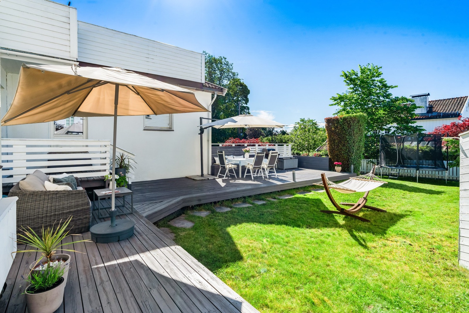 Det er god plass til flere store møbelgrupper på terrassen, mens hagen har plass til ballspill og trampoline. Galleribilde