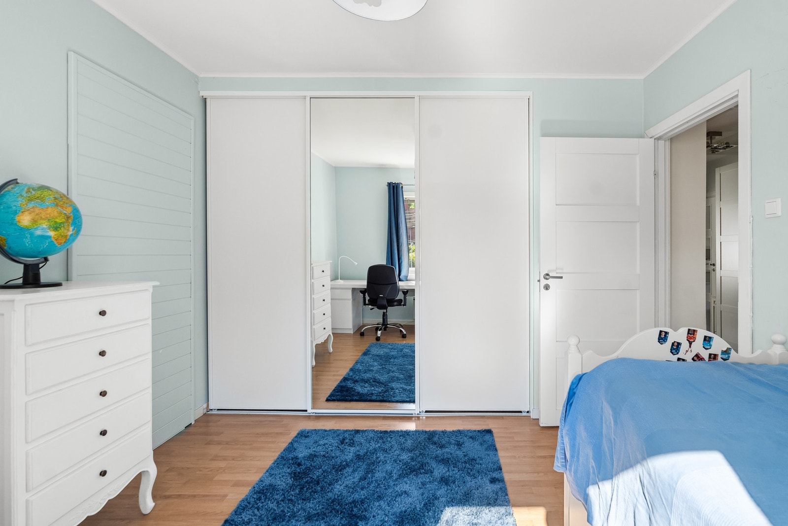 Soverommet har dør mot hybelen, så om man ønsker å bruke hybelrommene selv, er det en enkel sak. Galleribilde
