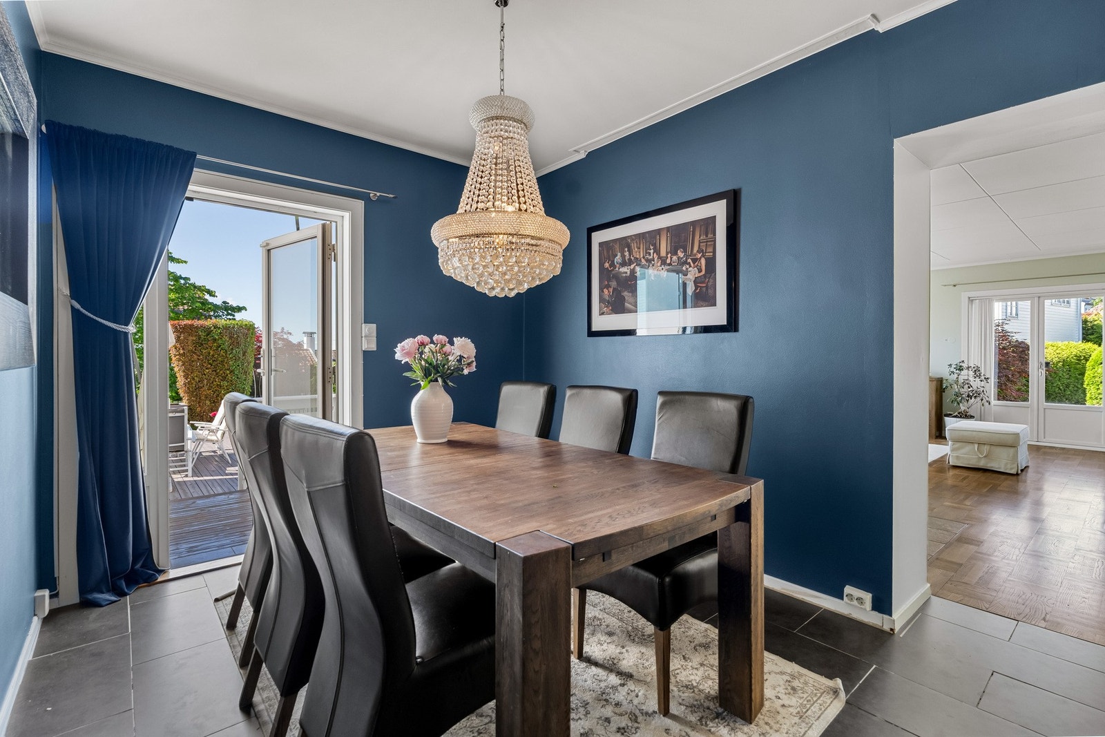 Spisestuen ligger - vegg-i-vegg med stuen og har utgang til terrrasse og hage. Galleribilde