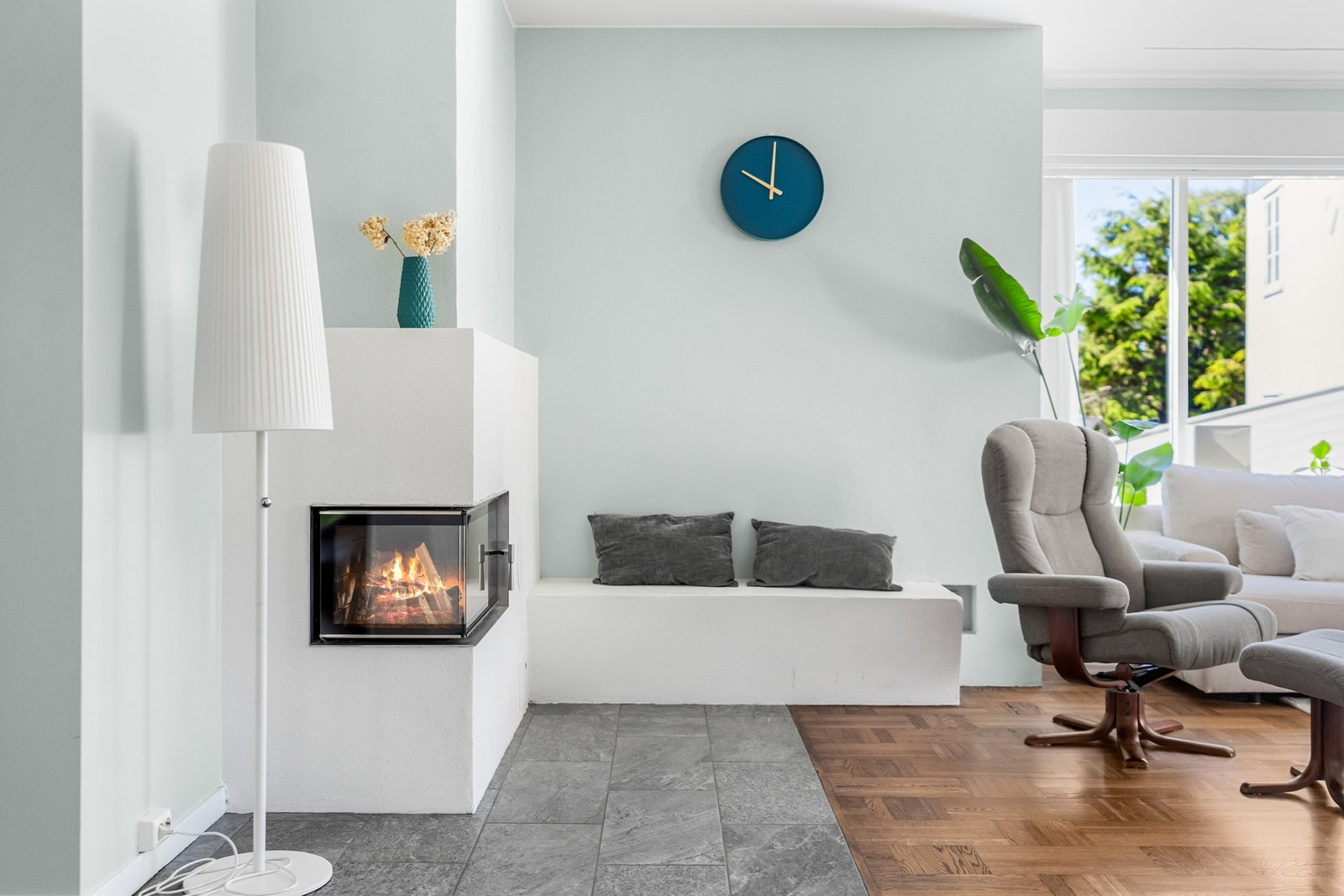 Den dekorative peisovnen er svært energivennlig. Den har glassdør fra Ortner (montert i 2011). Peisinnsatsen lager varme som lagres i steintårnet og varmeveksler med vegg som avgir varme. Ved én oppfyring avgir peisen/varmeveggen varme i opptil 12 timer. Galleribilde